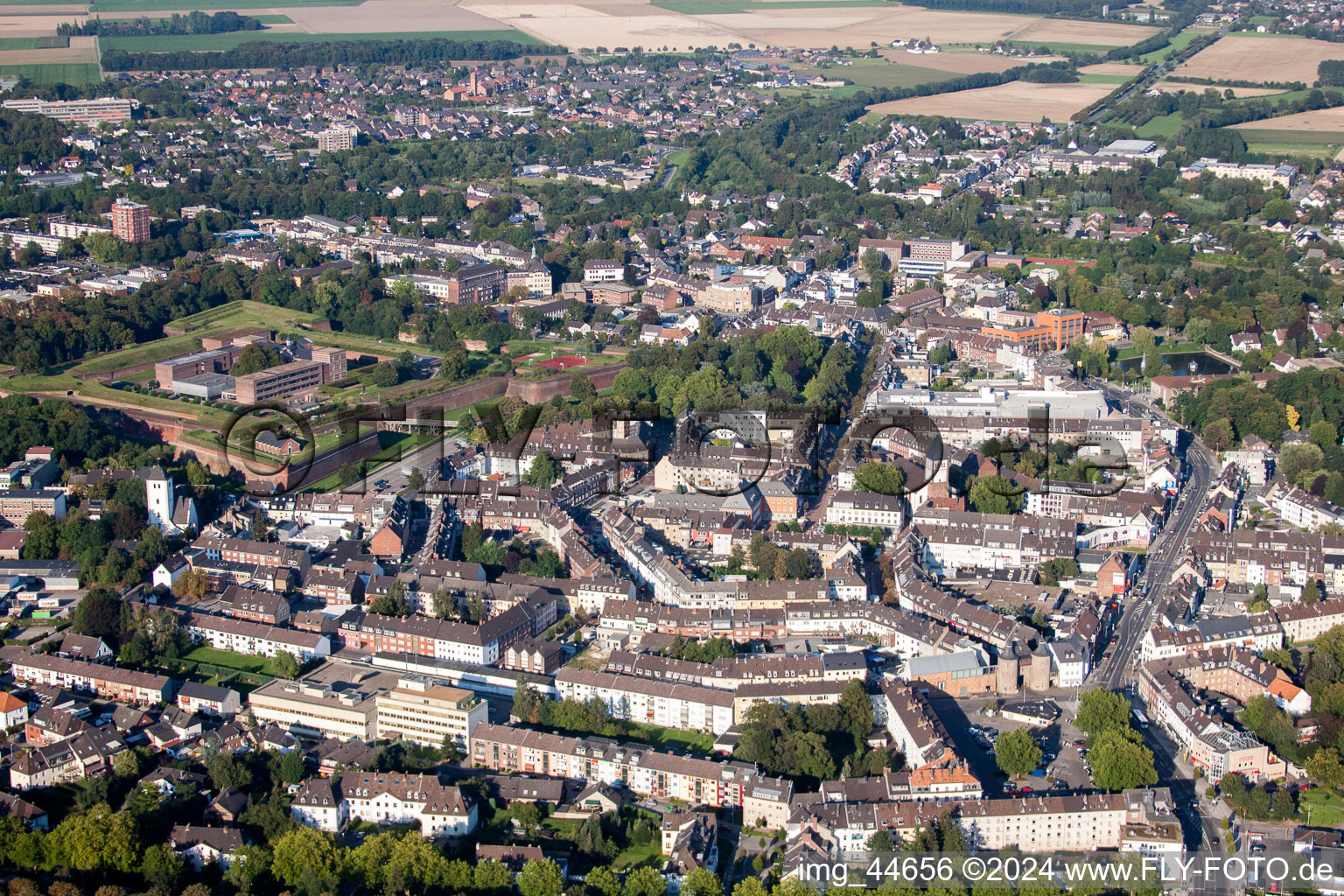 Vue oblique de Vieille ville et centre-ville avec musée de la Citadelle à Jülich dans le département Rhénanie du Nord-Westphalie, Allemagne