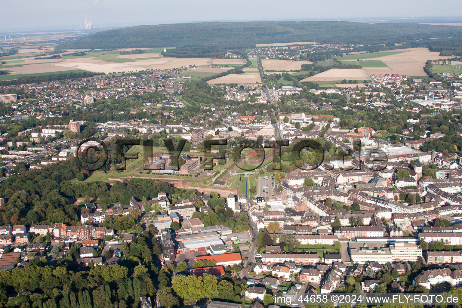 Vieille ville et centre-ville avec musée de la Citadelle à Jülich dans le département Rhénanie du Nord-Westphalie, Allemagne d'en haut