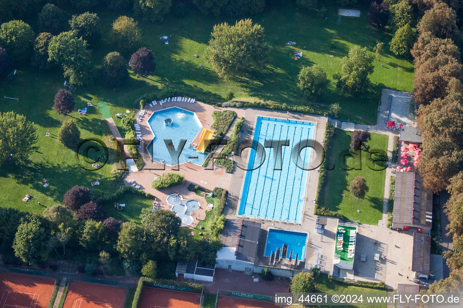 Vue aérienne de Piscine de la piscine extérieure du Stadionweg à Jülich dans le département Rhénanie du Nord-Westphalie, Allemagne