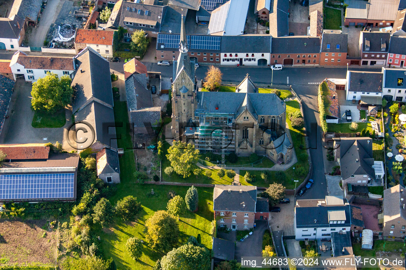 Vue aérienne de Église paroissiale de Saint-Pierre à le quartier Müntz in Titz dans le département Rhénanie du Nord-Westphalie, Allemagne