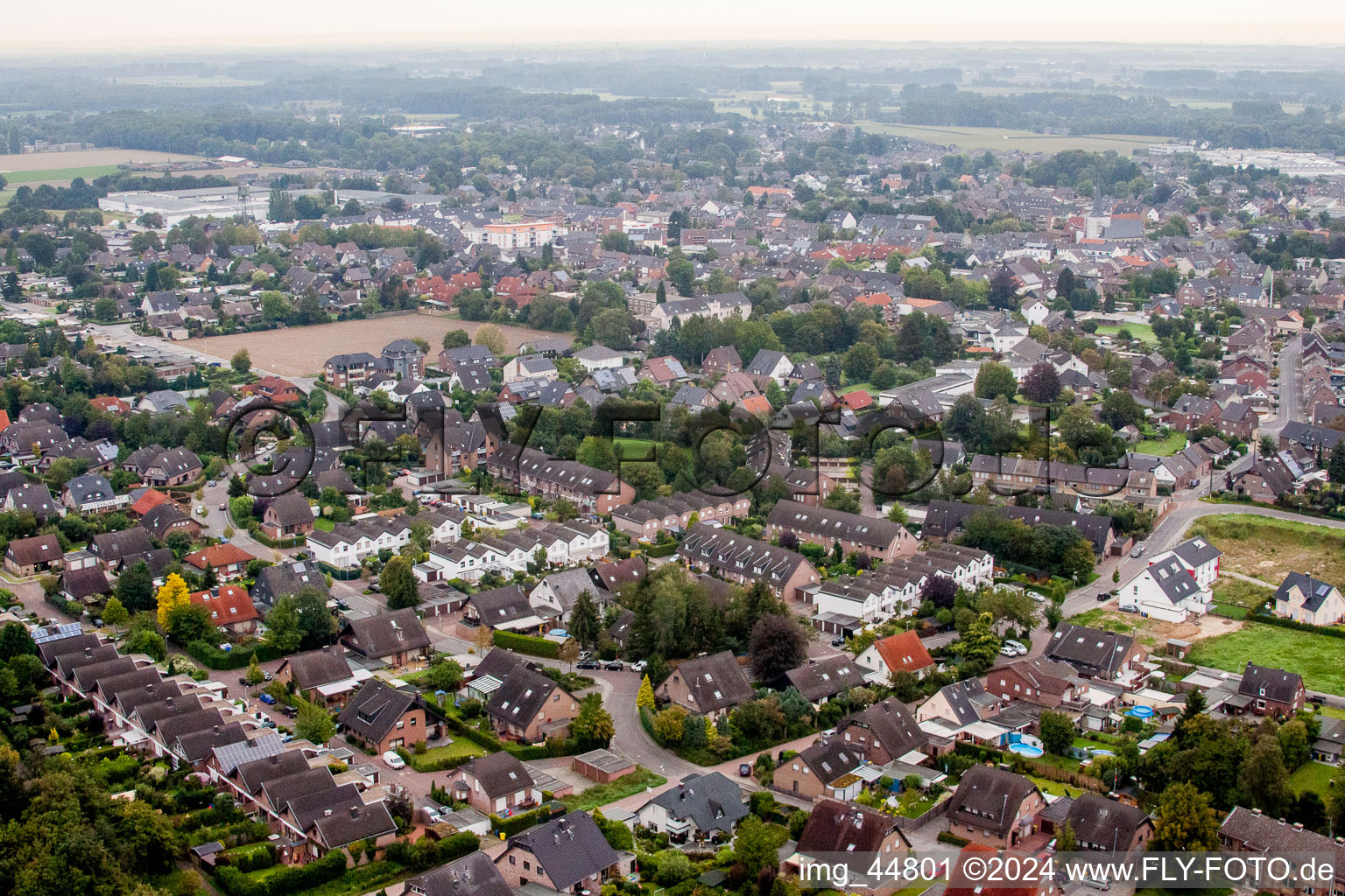 Vue aérienne de Vue des rues et des maisons des quartiers résidentiels à Grefrath dans le département Rhénanie du Nord-Westphalie, Allemagne