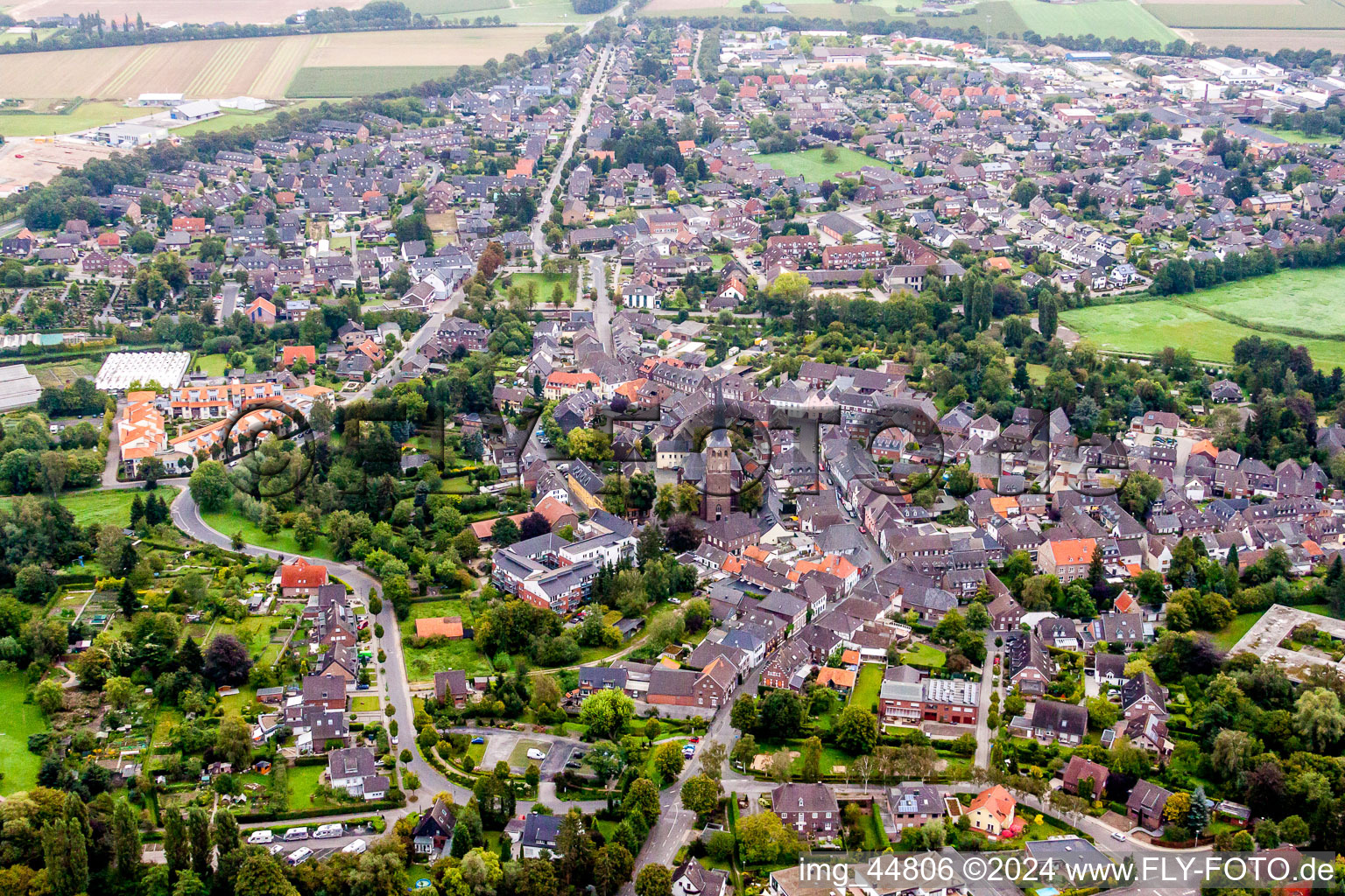 Vue aérienne de Vue des rues et des maisons des quartiers résidentiels à Wachtendonk dans le département Rhénanie du Nord-Westphalie, Allemagne