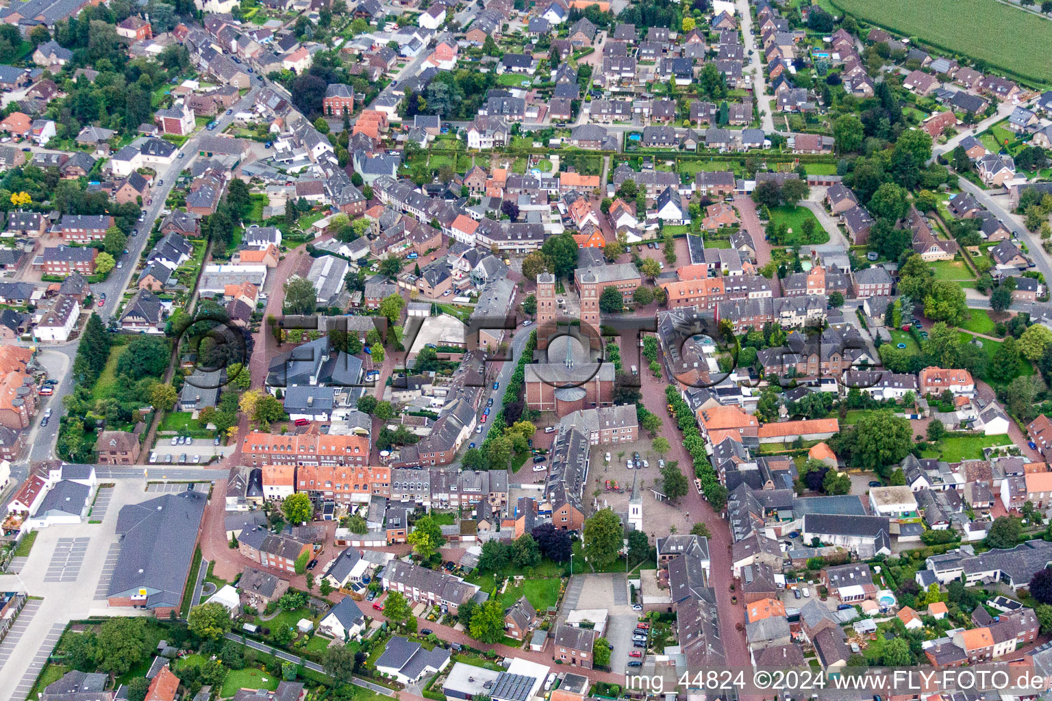 Vue aérienne de Bâtiment d'église au centre du village à Uedem dans le département Rhénanie du Nord-Westphalie, Allemagne