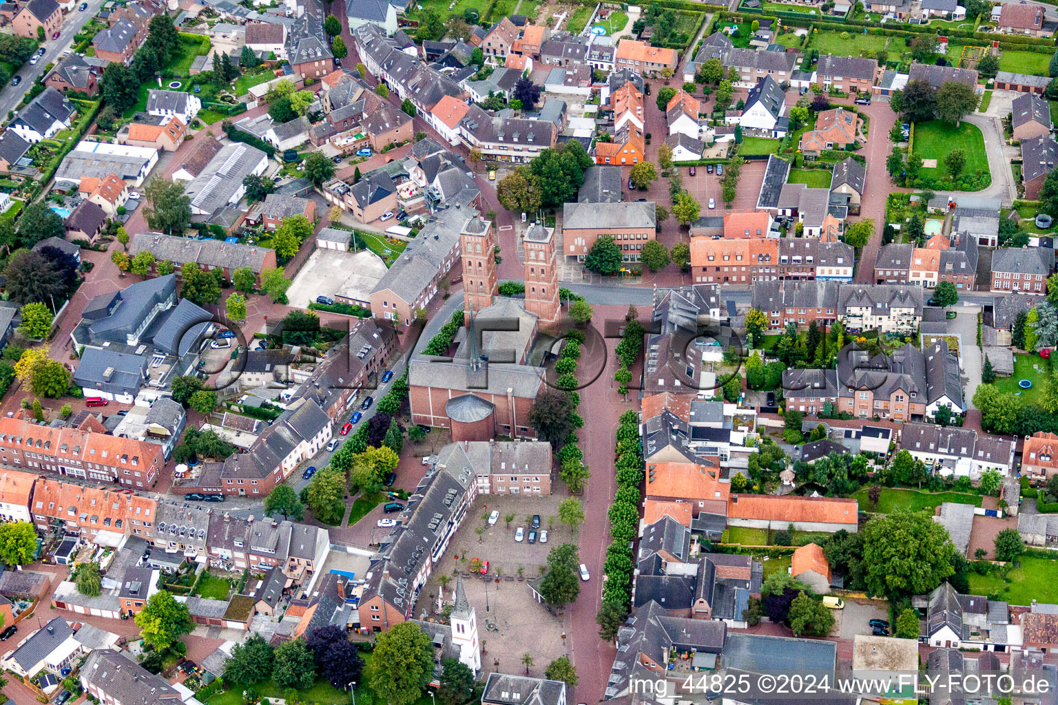 Vue aérienne de Bâtiment d'église au centre du village à Uedem dans le département Rhénanie du Nord-Westphalie, Allemagne