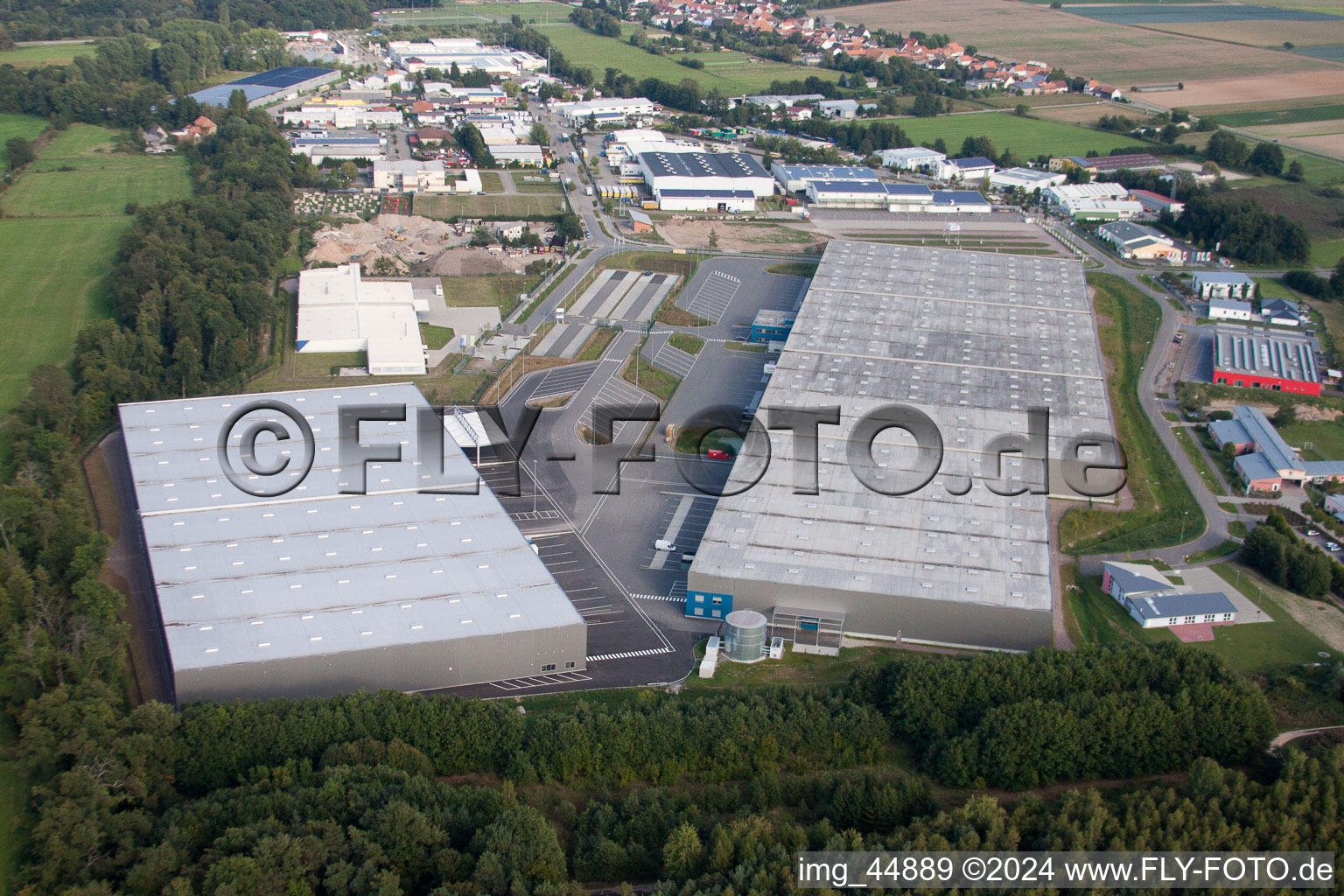 Zone industrielle de Horst à le quartier Minderslachen in Kandel dans le département Rhénanie-Palatinat, Allemagne du point de vue du drone