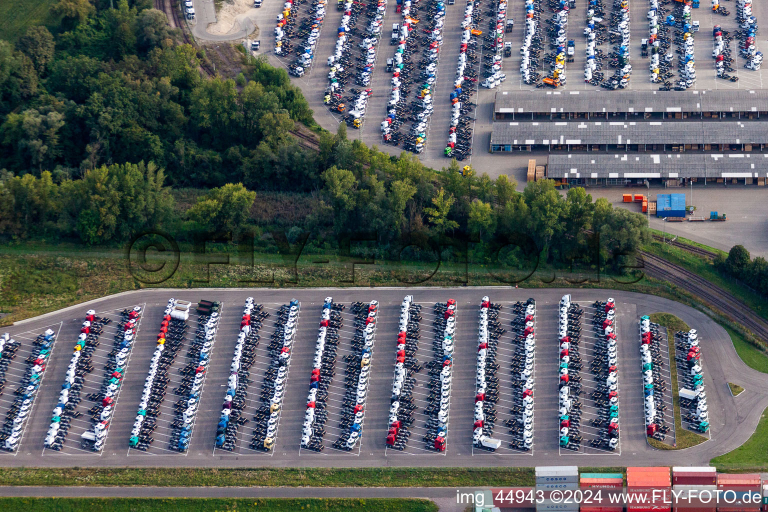 Vue aérienne de Parking avec camions neufs stockés sur l'usine automobile Daimler à Wörth à le quartier Maximiliansau in Wörth am Rhein dans le département Rhénanie-Palatinat, Allemagne