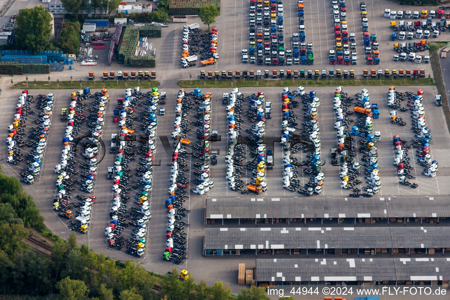 Vue aérienne de Parking avec camions neufs stockés sur l'usine automobile Daimler à Wörth à le quartier Maximiliansau in Wörth am Rhein dans le département Rhénanie-Palatinat, Allemagne