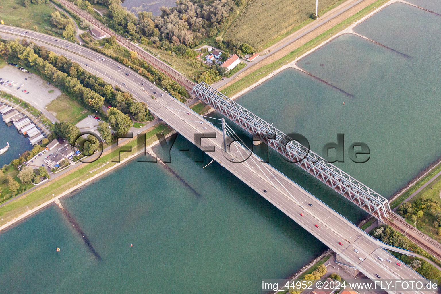 Ouvrages de ponts fluviaux sur la route fédérale 10 et le chemin de fer régional sur le Rhin entre Karlsruhe Maxau et Wörth am Rhein à le quartier Maximiliansau in Wörth am Rhein dans le département Rhénanie-Palatinat, Allemagne d'en haut