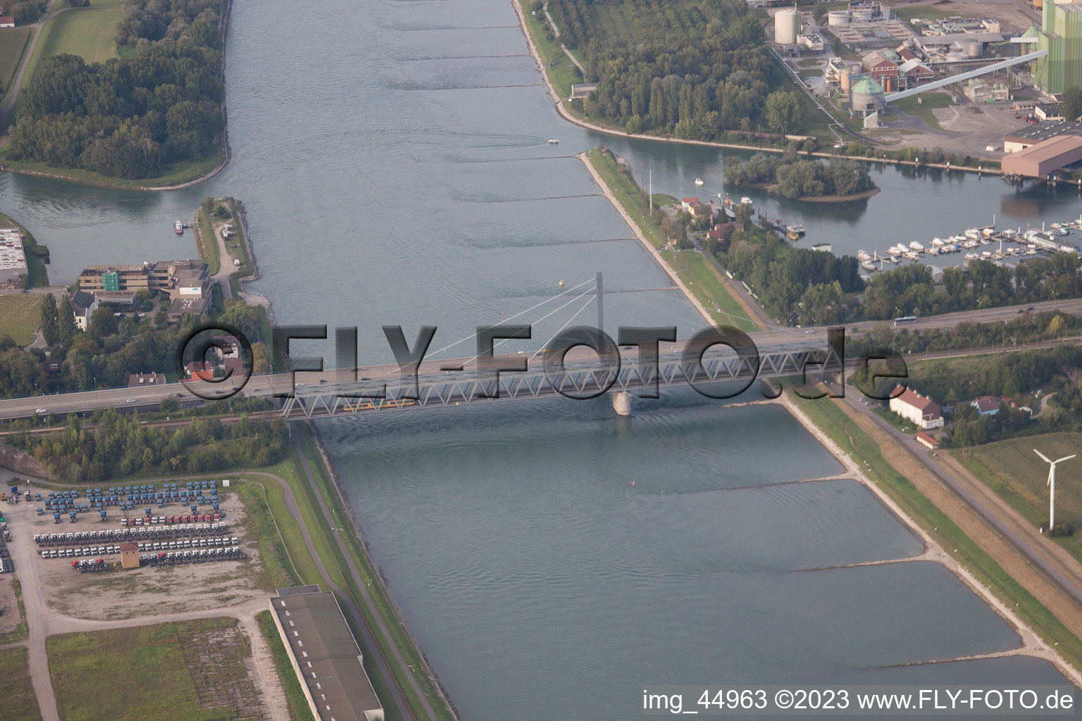 Vue aérienne de Pont sur le Rhin à le quartier Maximiliansau in Wörth am Rhein dans le département Rhénanie-Palatinat, Allemagne