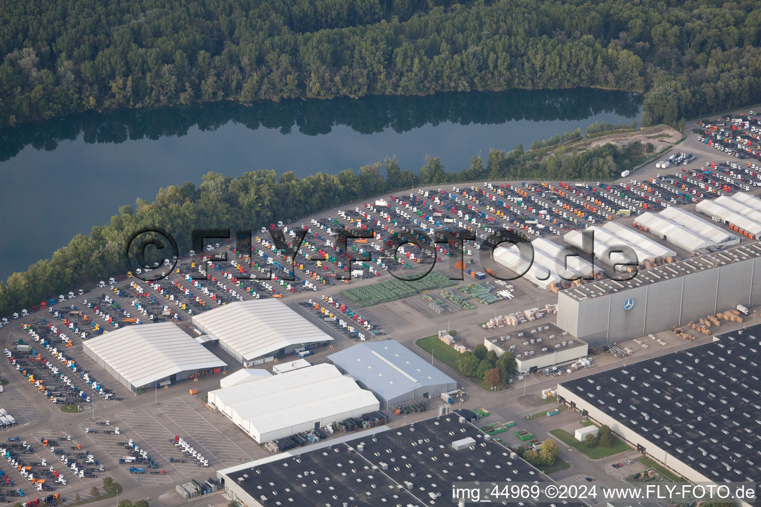 Vue aérienne de Places de parking pour camions Daimler à Wörth am Rhein dans le département Rhénanie-Palatinat, Allemagne