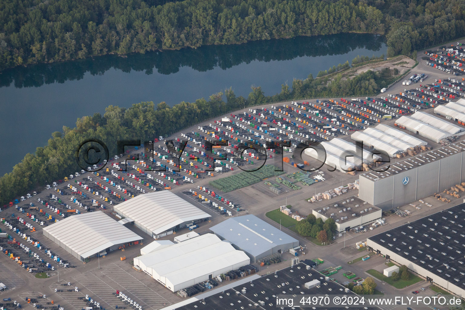 Vue aérienne de Places de parking pour camions Daimler à Wörth am Rhein dans le département Rhénanie-Palatinat, Allemagne