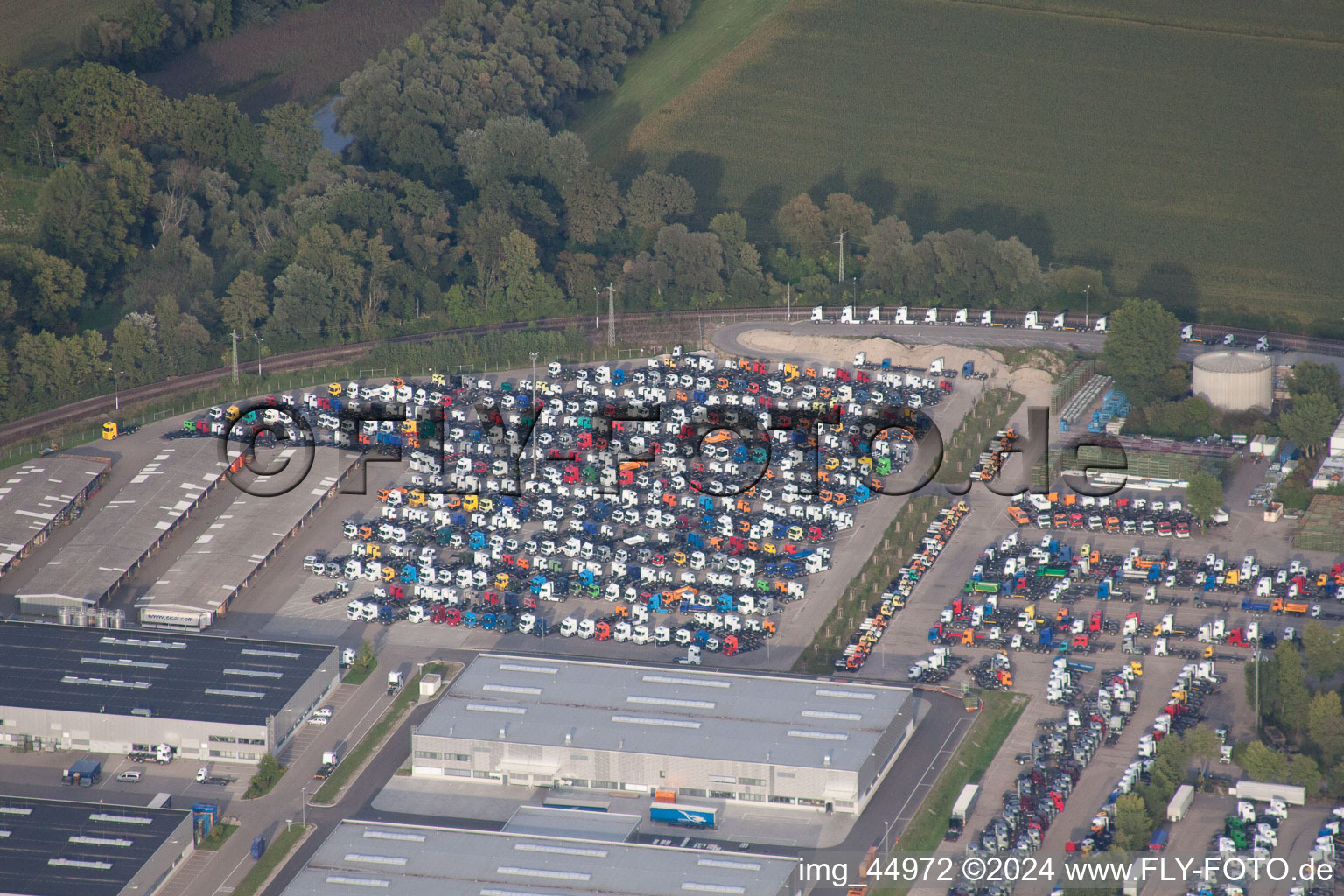 Photographie aérienne de Places de parking pour camions Daimler à Wörth am Rhein dans le département Rhénanie-Palatinat, Allemagne