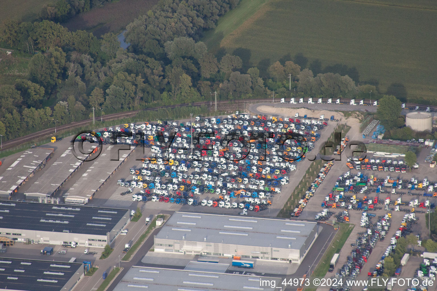 Vue oblique de Places de parking pour camions Daimler à Wörth am Rhein dans le département Rhénanie-Palatinat, Allemagne