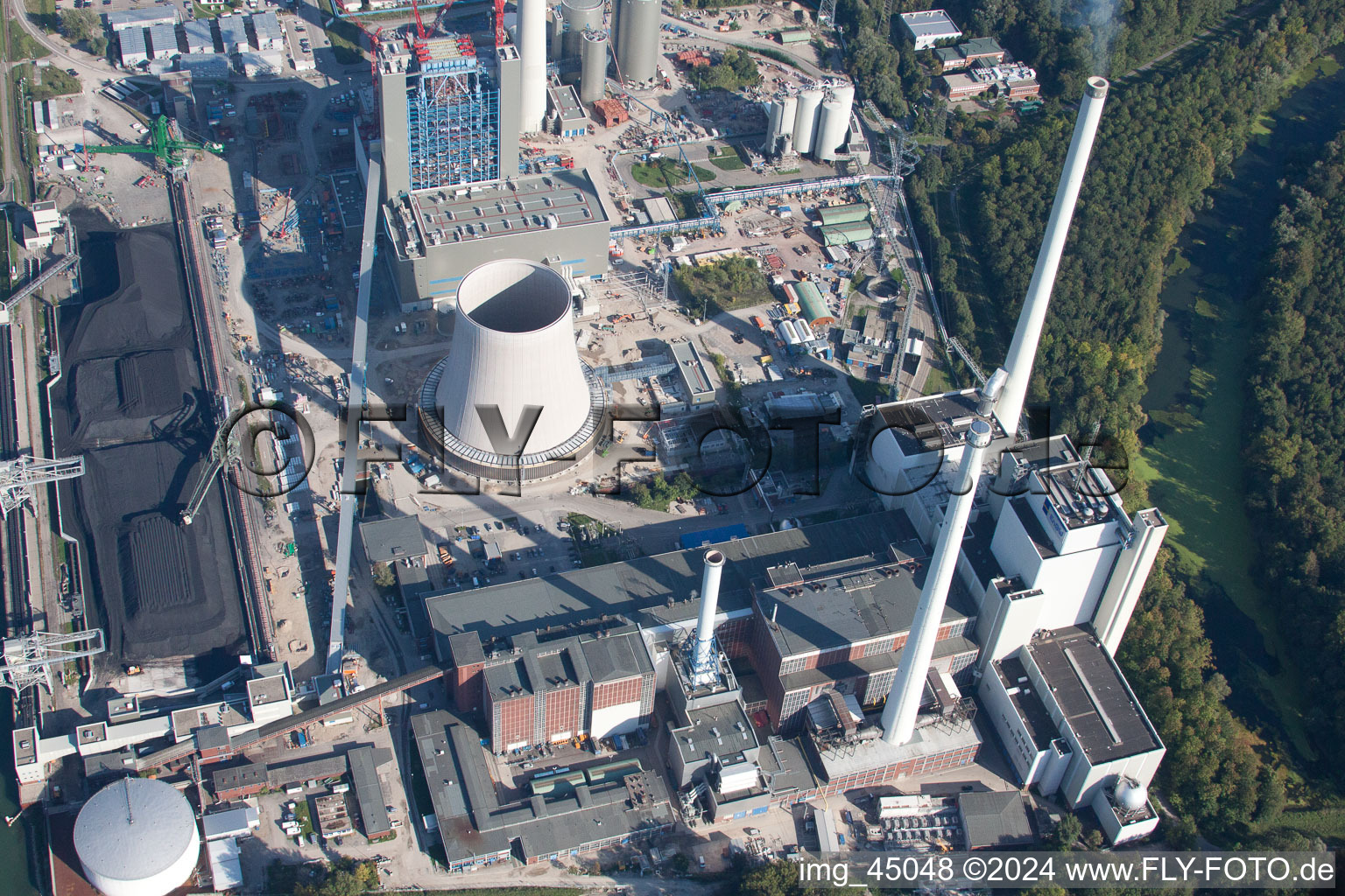 ENBW à le quartier Rheinhafen in Karlsruhe dans le département Bade-Wurtemberg, Allemagne du point de vue du drone