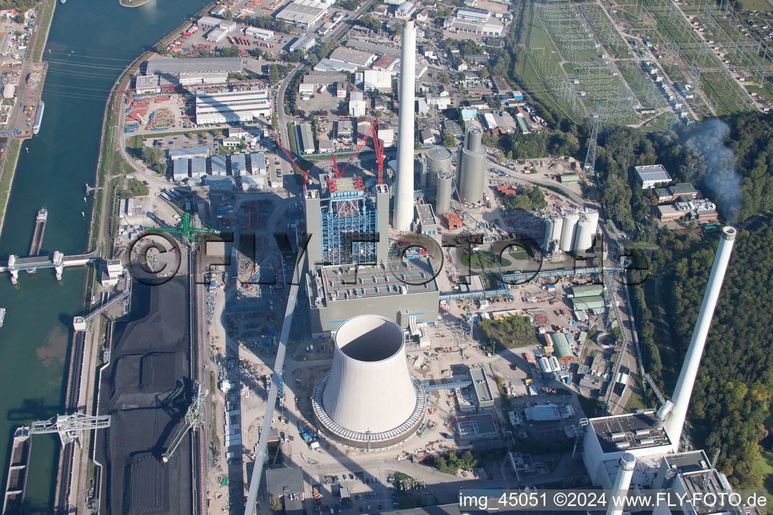 Vue aérienne de Systèmes de centrale électrique de la centrale de cogénération - centrale thermique et électrique régionale d'ENBW AG au port du Rhin à le quartier Daxlanden in Karlsruhe dans le département Bade-Wurtemberg, Allemagne