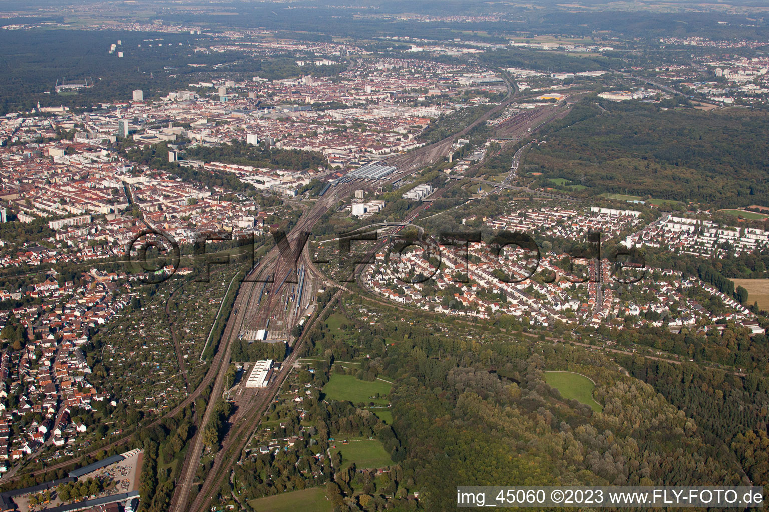 Vue aérienne de Du sud-ouest à le quartier Beiertheim-Bulach in Karlsruhe dans le département Bade-Wurtemberg, Allemagne