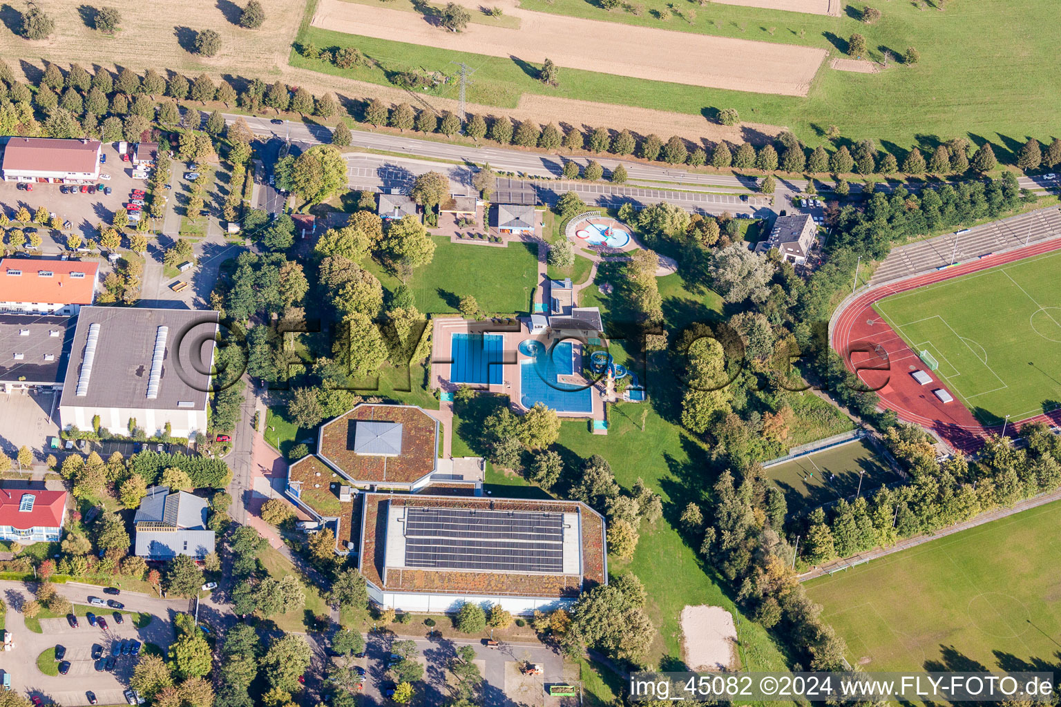 Vue aérienne de Piscine de la piscine extérieure Waldbronn à le quartier Busenbach in Waldbronn dans le département Bade-Wurtemberg, Allemagne