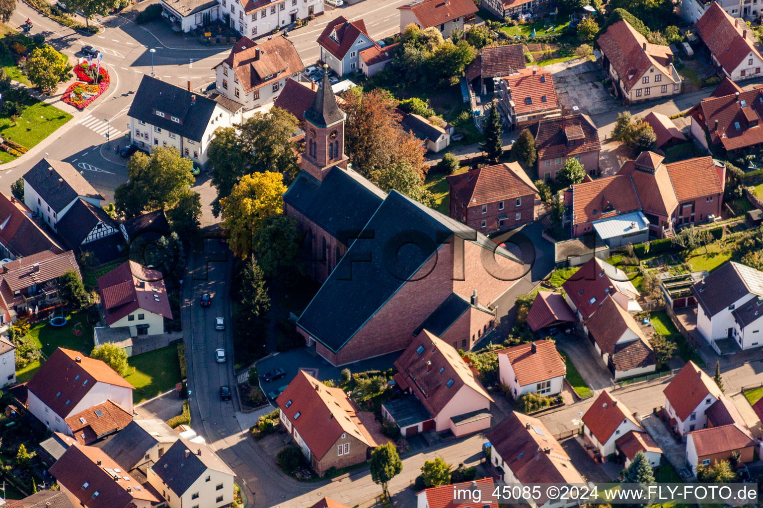 Vue aérienne de Église Saint-Wendelin à le quartier Reichenbach in Waldbronn dans le département Bade-Wurtemberg, Allemagne