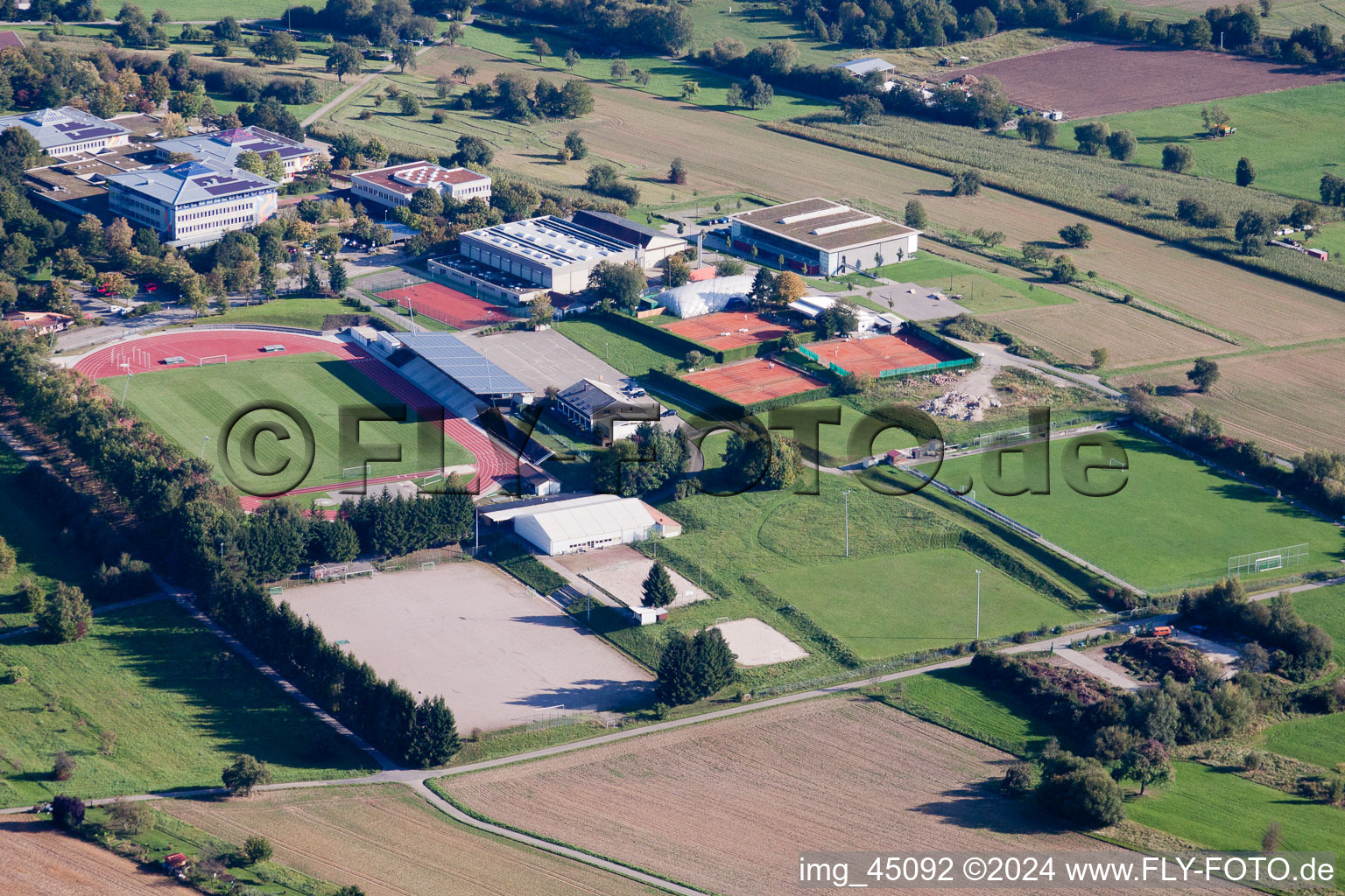 Vue aérienne de Ensemble d'installations de terrains de sport dans les écoles à le quartier Langensteinbach in Karlsbad dans le département Bade-Wurtemberg, Allemagne