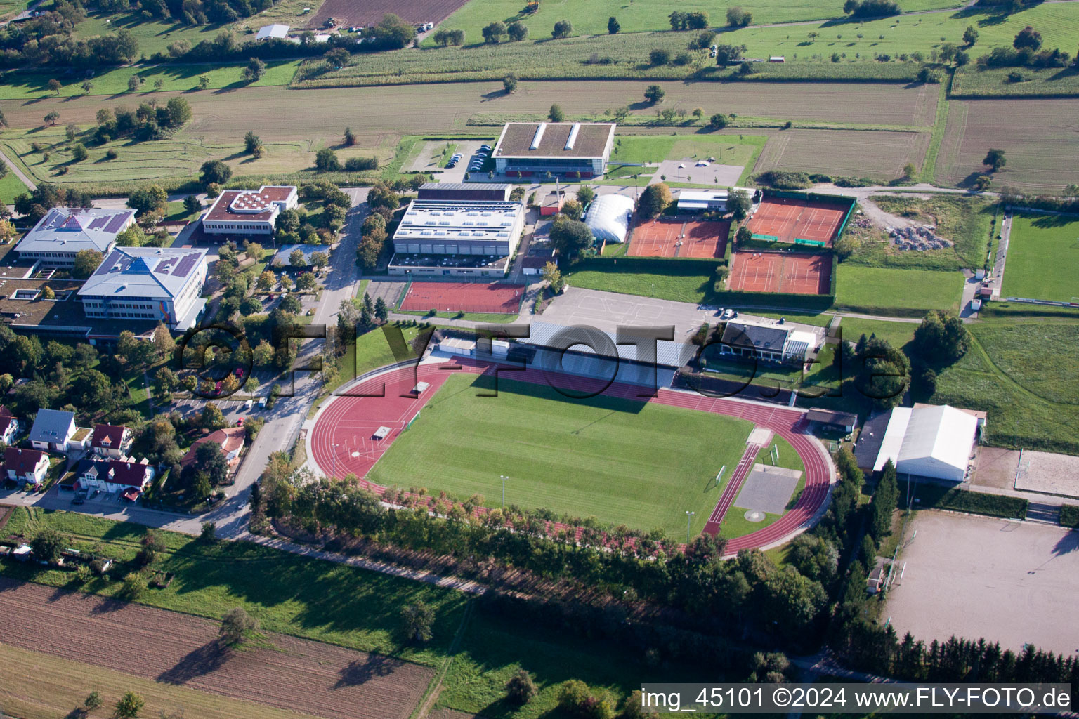 Vue aérienne de Ensemble d'installations de terrains de sport dans les écoles à le quartier Langensteinbach in Karlsbad dans le département Bade-Wurtemberg, Allemagne