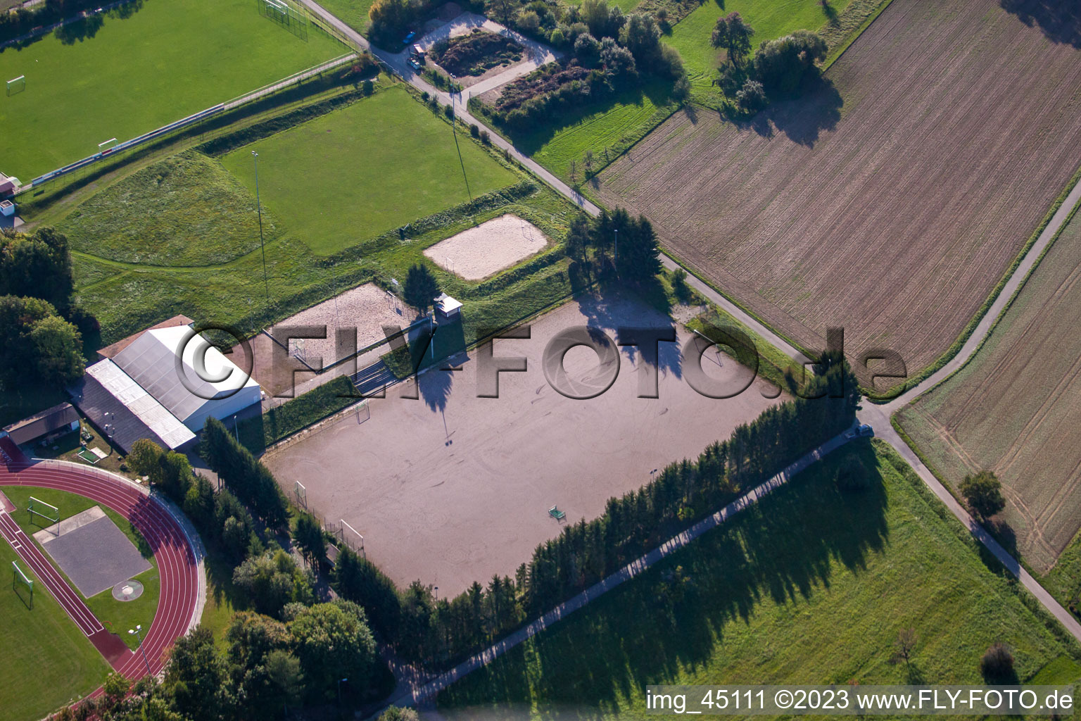 Terrains de sport de SV-1899 eV Langensteinbach à le quartier Langensteinbach in Karlsbad dans le département Bade-Wurtemberg, Allemagne hors des airs