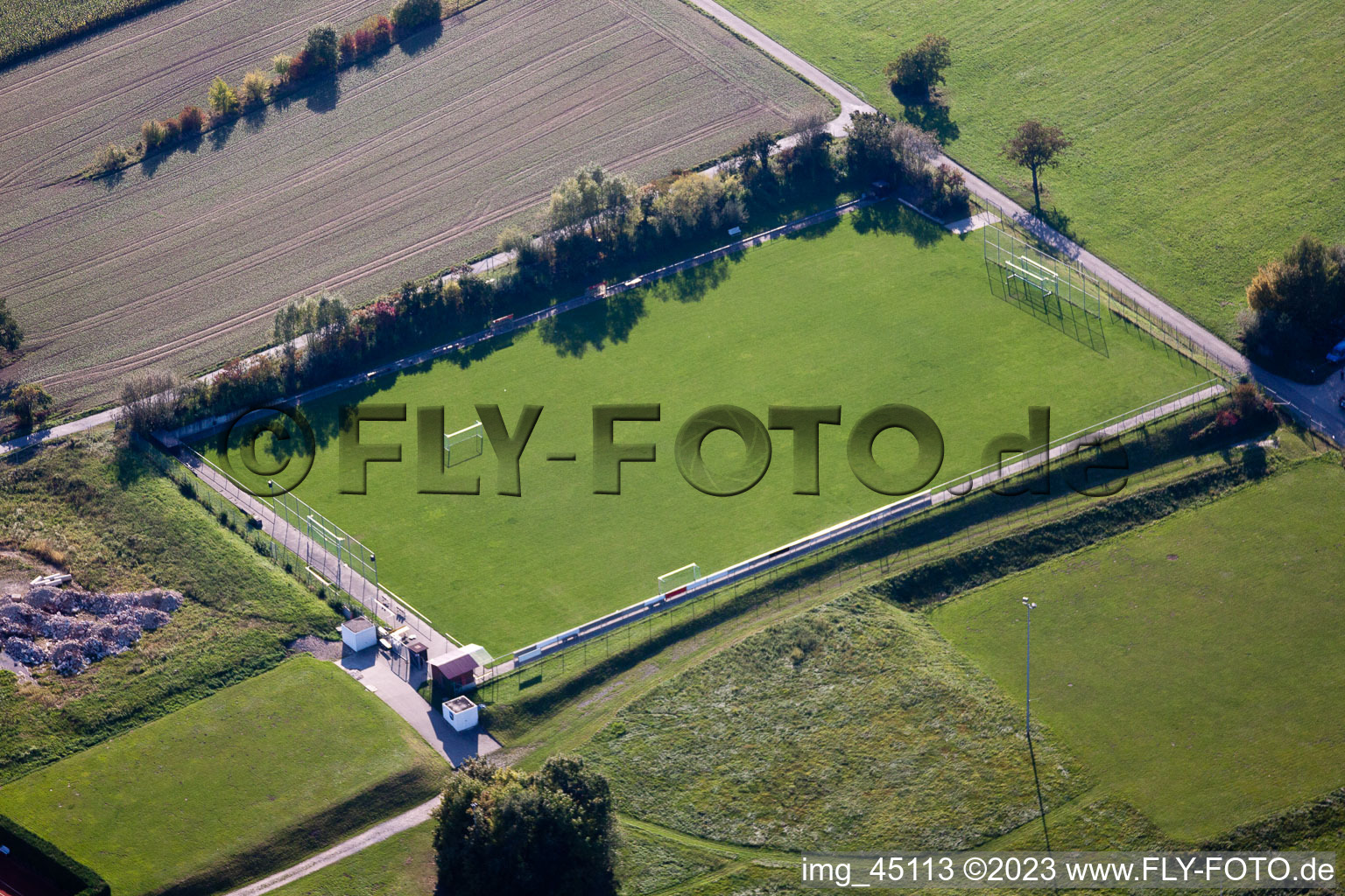 Vue aérienne de Terrains de sport SV-Langensteinbach à le quartier Langensteinbach in Karlsbad dans le département Bade-Wurtemberg, Allemagne