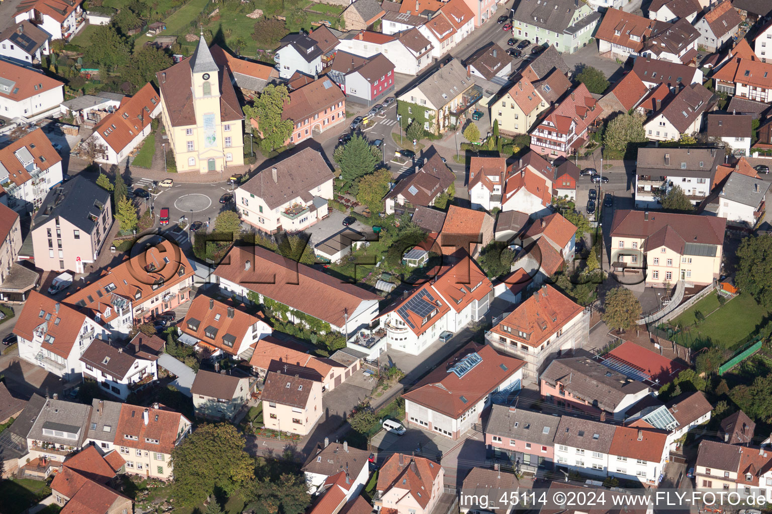 Vue aérienne de Rue Haupt à le quartier Langensteinbach in Karlsbad dans le département Bade-Wurtemberg, Allemagne