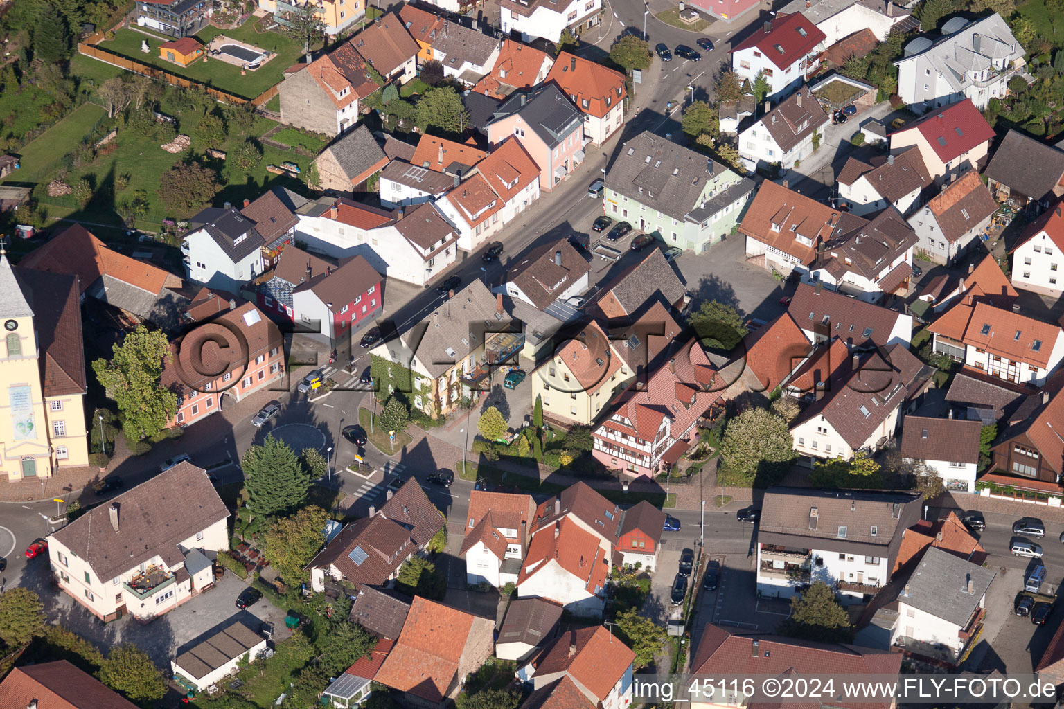 Vue aérienne de Rue Haupt à le quartier Langensteinbach in Karlsbad dans le département Bade-Wurtemberg, Allemagne