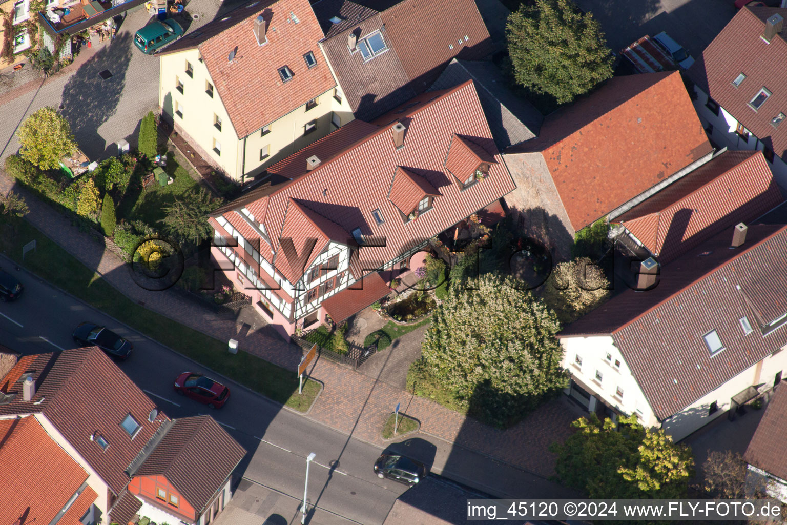 Vue oblique de Rue Haupt à le quartier Langensteinbach in Karlsbad dans le département Bade-Wurtemberg, Allemagne