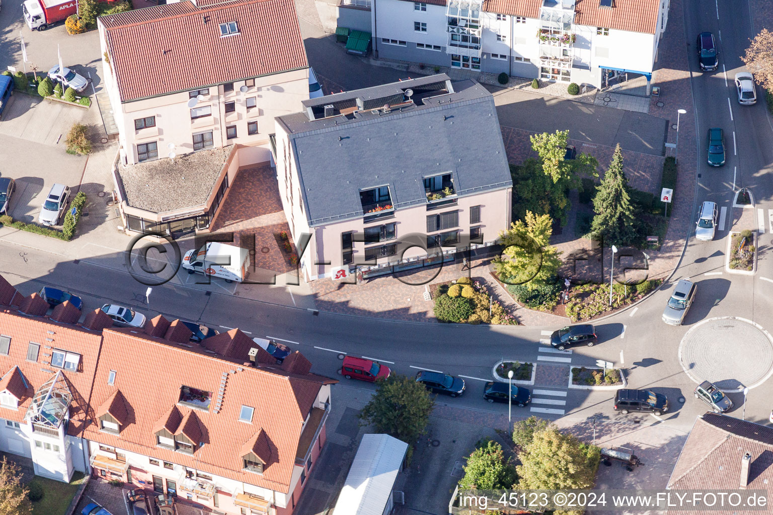 Vue aérienne de Orientation de la circulation du rond-point et des rues Ettlinger, Pforzheimer et Hauptstrasse à le quartier Langensteinbach in Karlsbad dans le département Bade-Wurtemberg, Allemagne