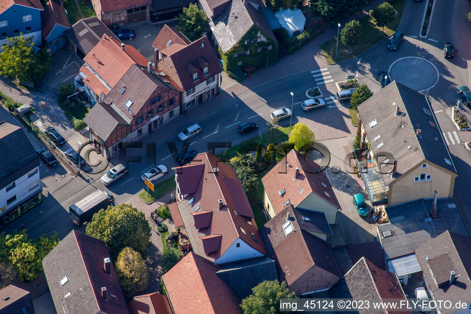 Vue aérienne de Rue Haupt à le quartier Langensteinbach in Karlsbad dans le département Bade-Wurtemberg, Allemagne