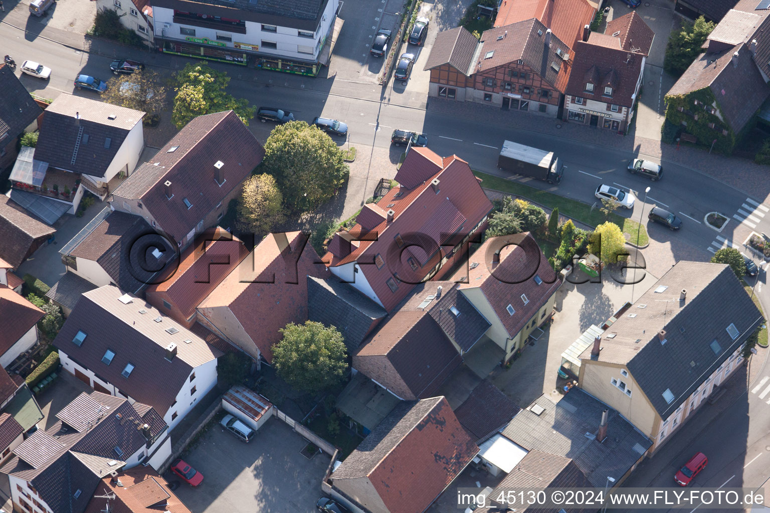 Rue Haupt à le quartier Langensteinbach in Karlsbad dans le département Bade-Wurtemberg, Allemagne vue d'en haut