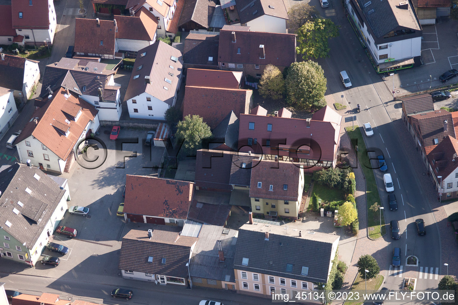 Rue Haupt à le quartier Langensteinbach in Karlsbad dans le département Bade-Wurtemberg, Allemagne depuis l'avion