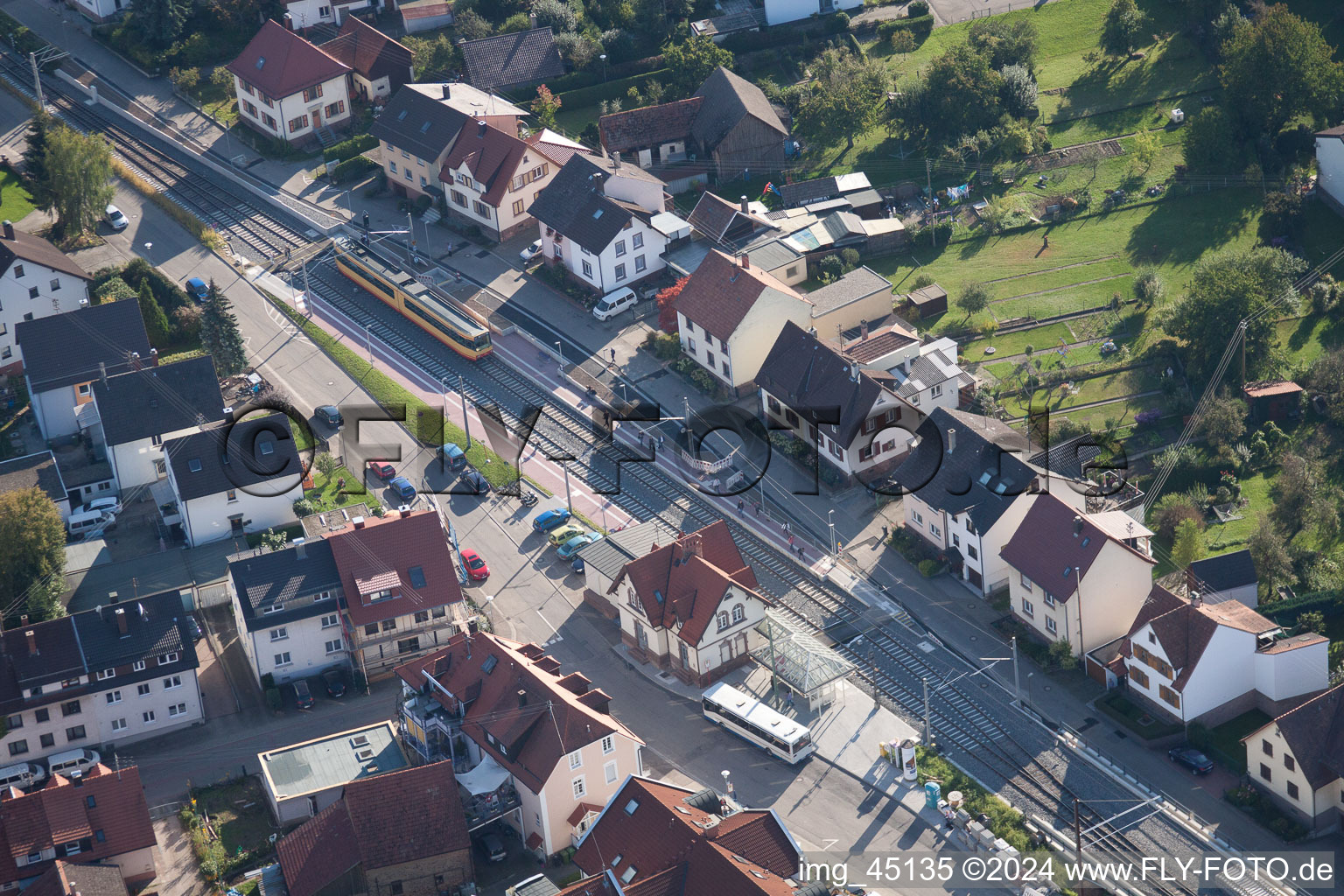 Vue aérienne de Gare d'Albtal à le quartier Langensteinbach in Karlsbad dans le département Bade-Wurtemberg, Allemagne