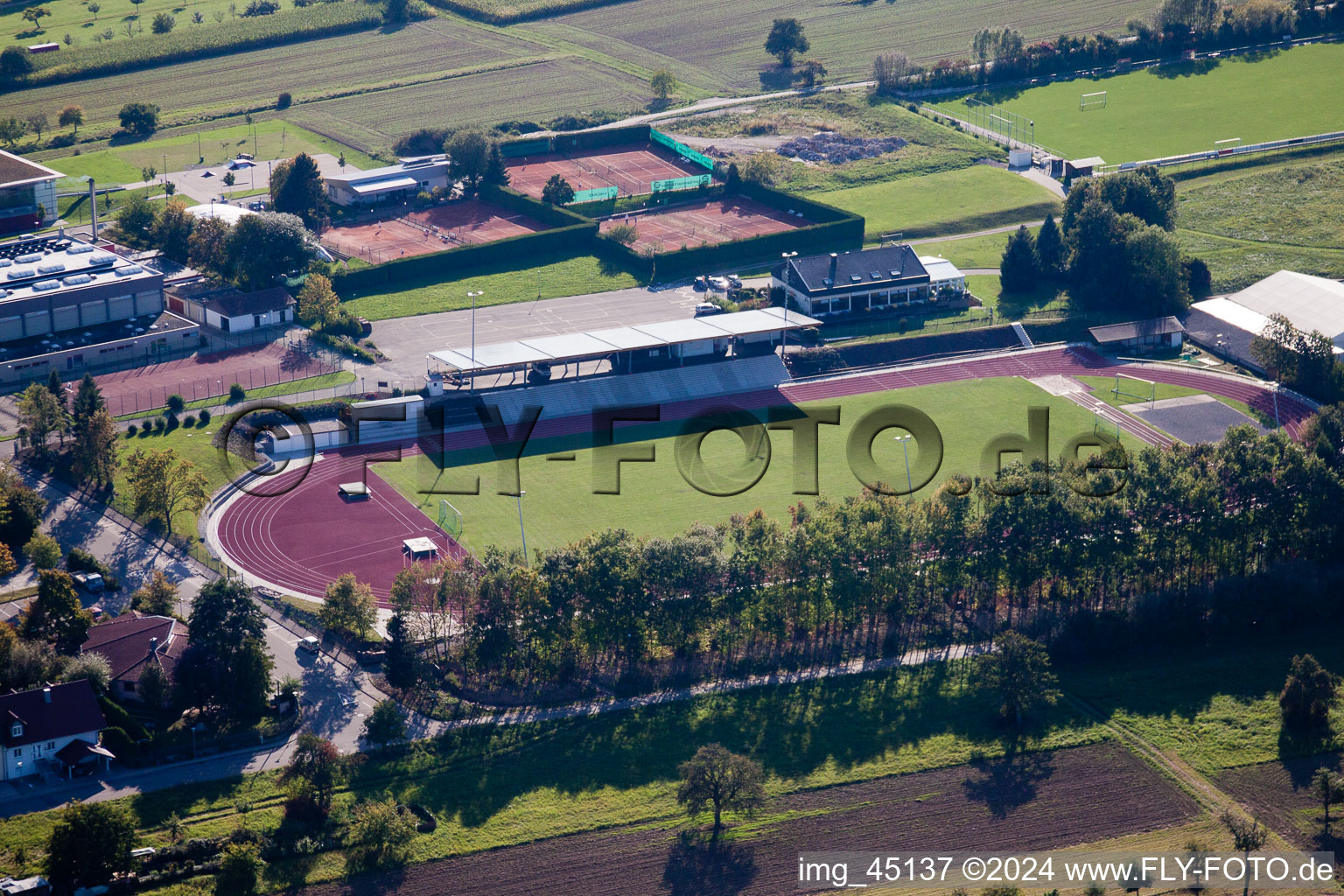 Vue aérienne de Terrains de sport SV-Langensteinbach à le quartier Langensteinbach in Karlsbad dans le département Bade-Wurtemberg, Allemagne