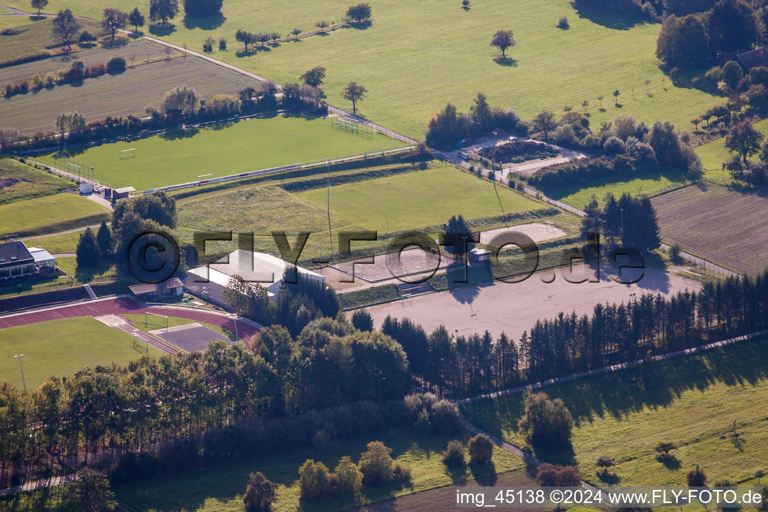 Terrains de sport de SV-1899 eV Langensteinbach à le quartier Langensteinbach in Karlsbad dans le département Bade-Wurtemberg, Allemagne depuis l'avion