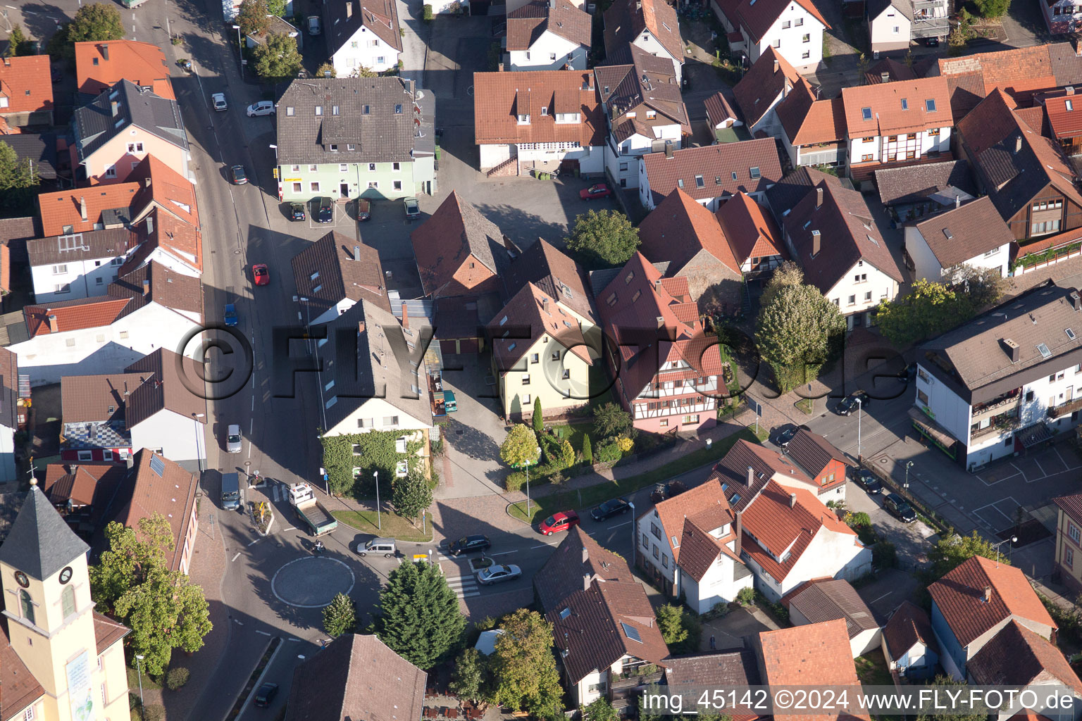 Vue d'oiseau de Rue Haupt à le quartier Langensteinbach in Karlsbad dans le département Bade-Wurtemberg, Allemagne