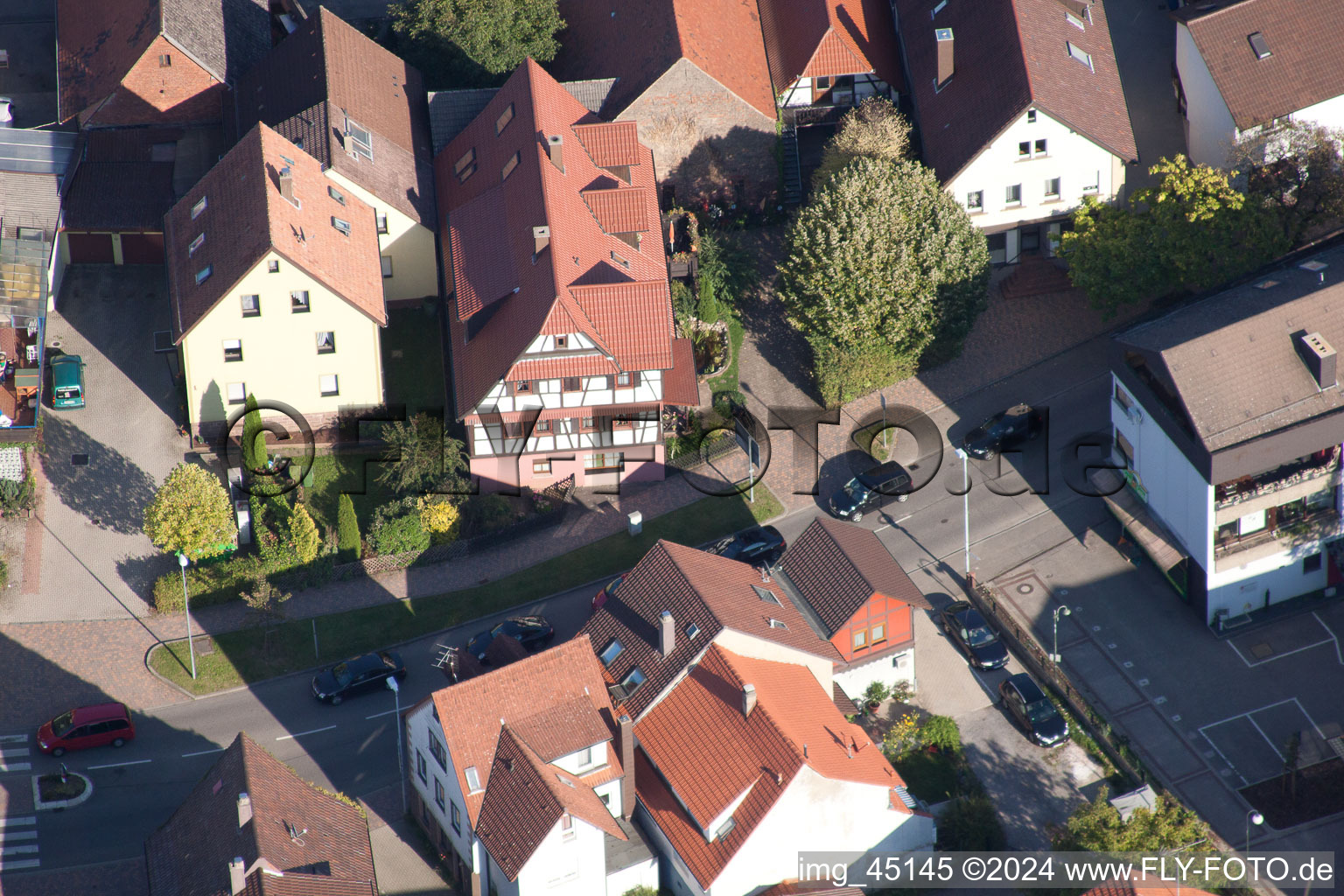 Rue Haupt à le quartier Langensteinbach in Karlsbad dans le département Bade-Wurtemberg, Allemagne vue du ciel