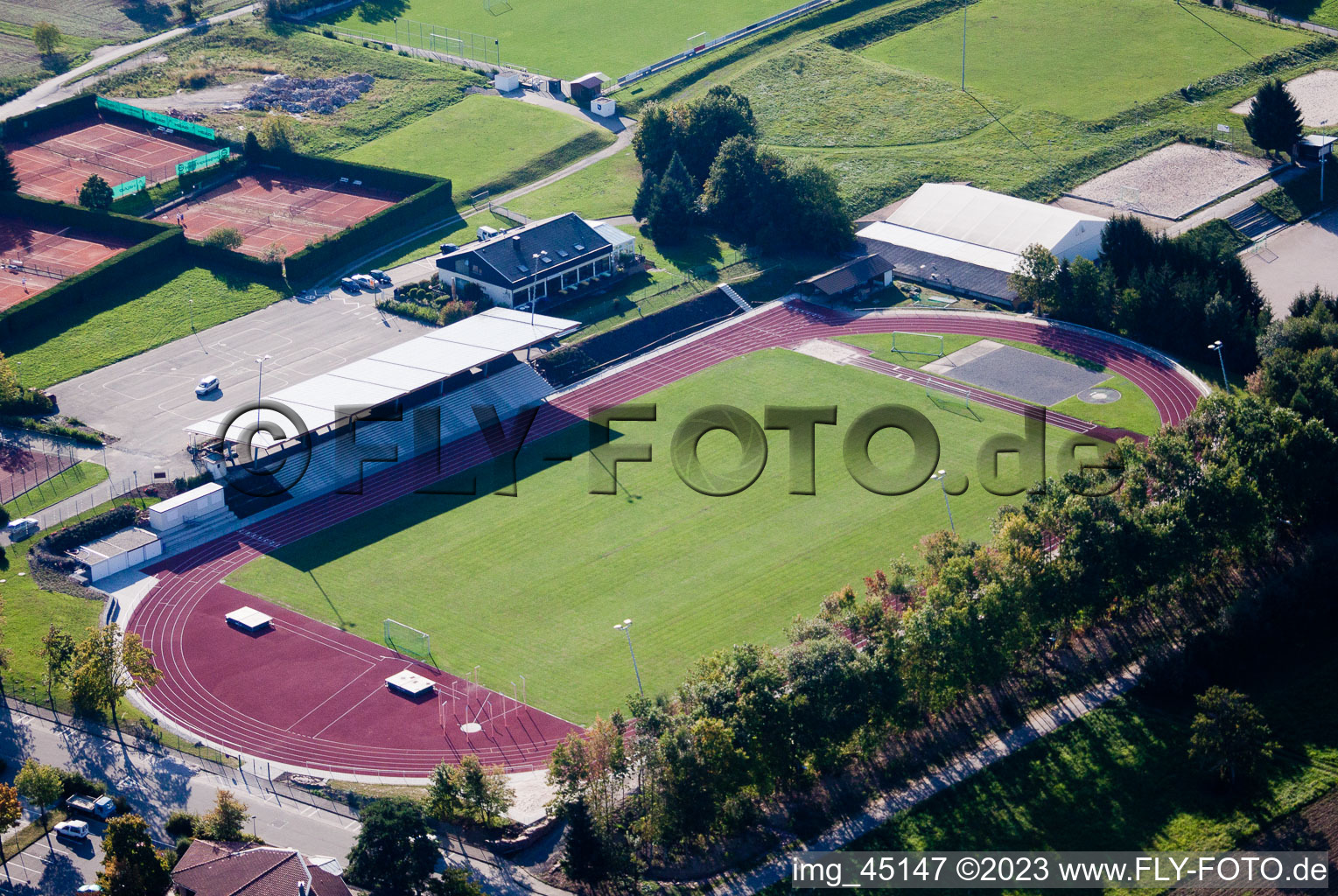 Photographie aérienne de Ensemble d'installations de terrains de sport dans les écoles à le quartier Langensteinbach in Karlsbad dans le département Bade-Wurtemberg, Allemagne