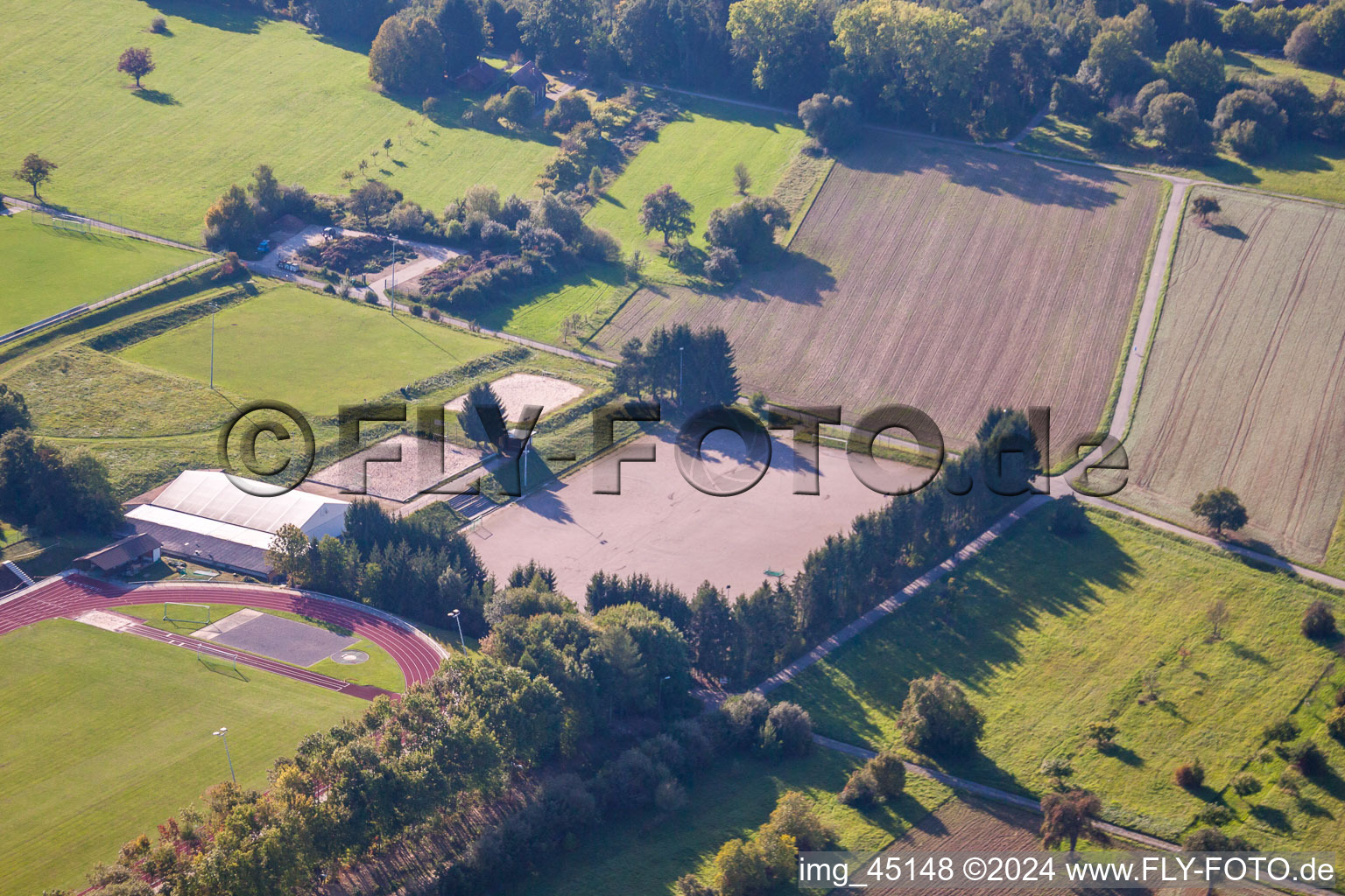 Enregistrement par drone de Terrains de sport de SV-1899 eV Langensteinbach à le quartier Langensteinbach in Karlsbad dans le département Bade-Wurtemberg, Allemagne