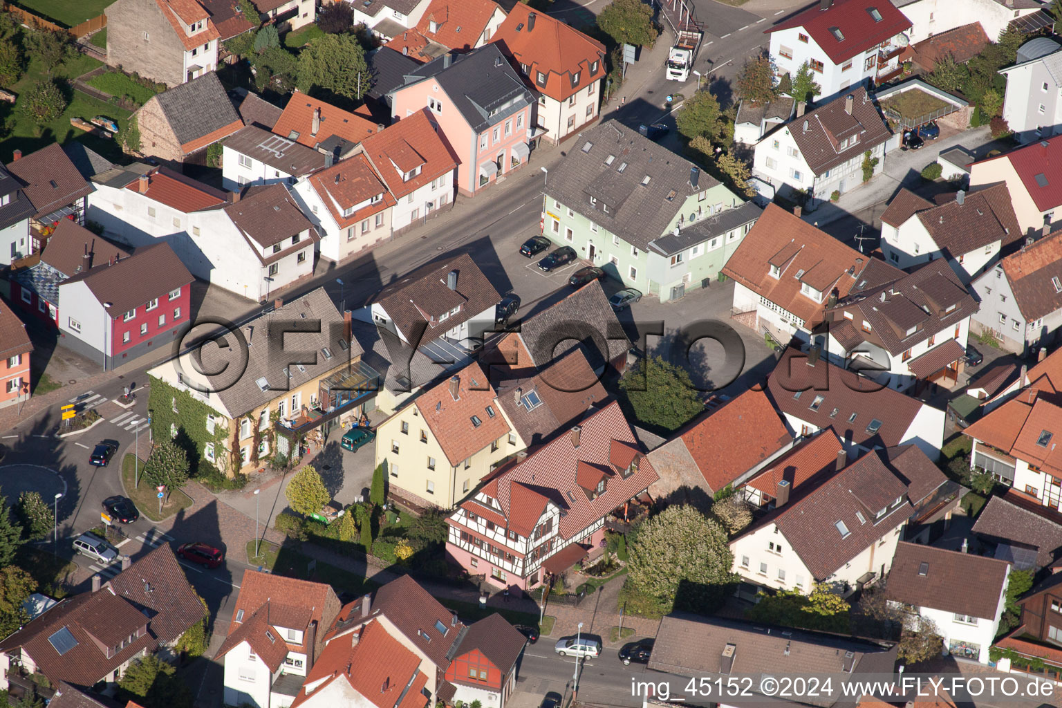 Enregistrement par drone de Rue Haupt à le quartier Langensteinbach in Karlsbad dans le département Bade-Wurtemberg, Allemagne