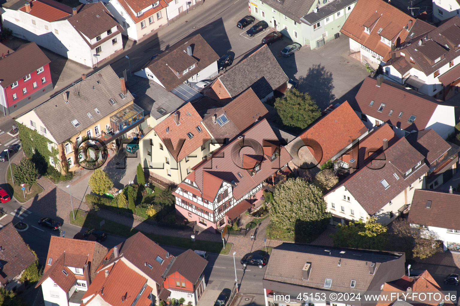 Image drone de Rue Haupt à le quartier Langensteinbach in Karlsbad dans le département Bade-Wurtemberg, Allemagne