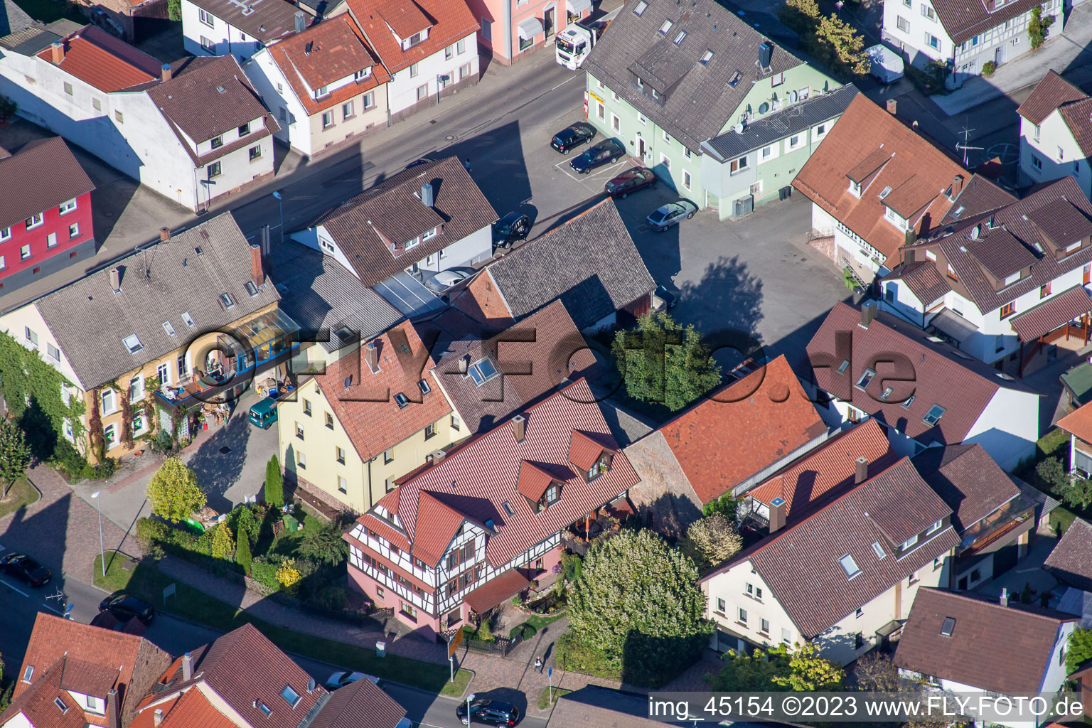 Vue aérienne de Rue Haupt à le quartier Langensteinbach in Karlsbad dans le département Bade-Wurtemberg, Allemagne