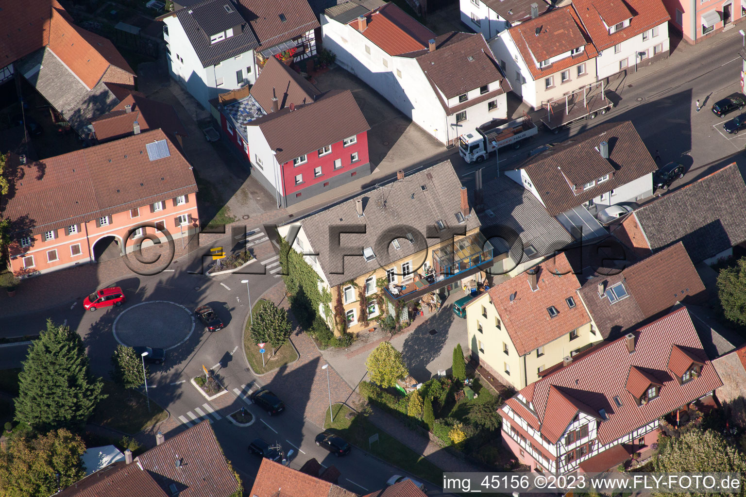Rue Haupt à le quartier Langensteinbach in Karlsbad dans le département Bade-Wurtemberg, Allemagne du point de vue du drone