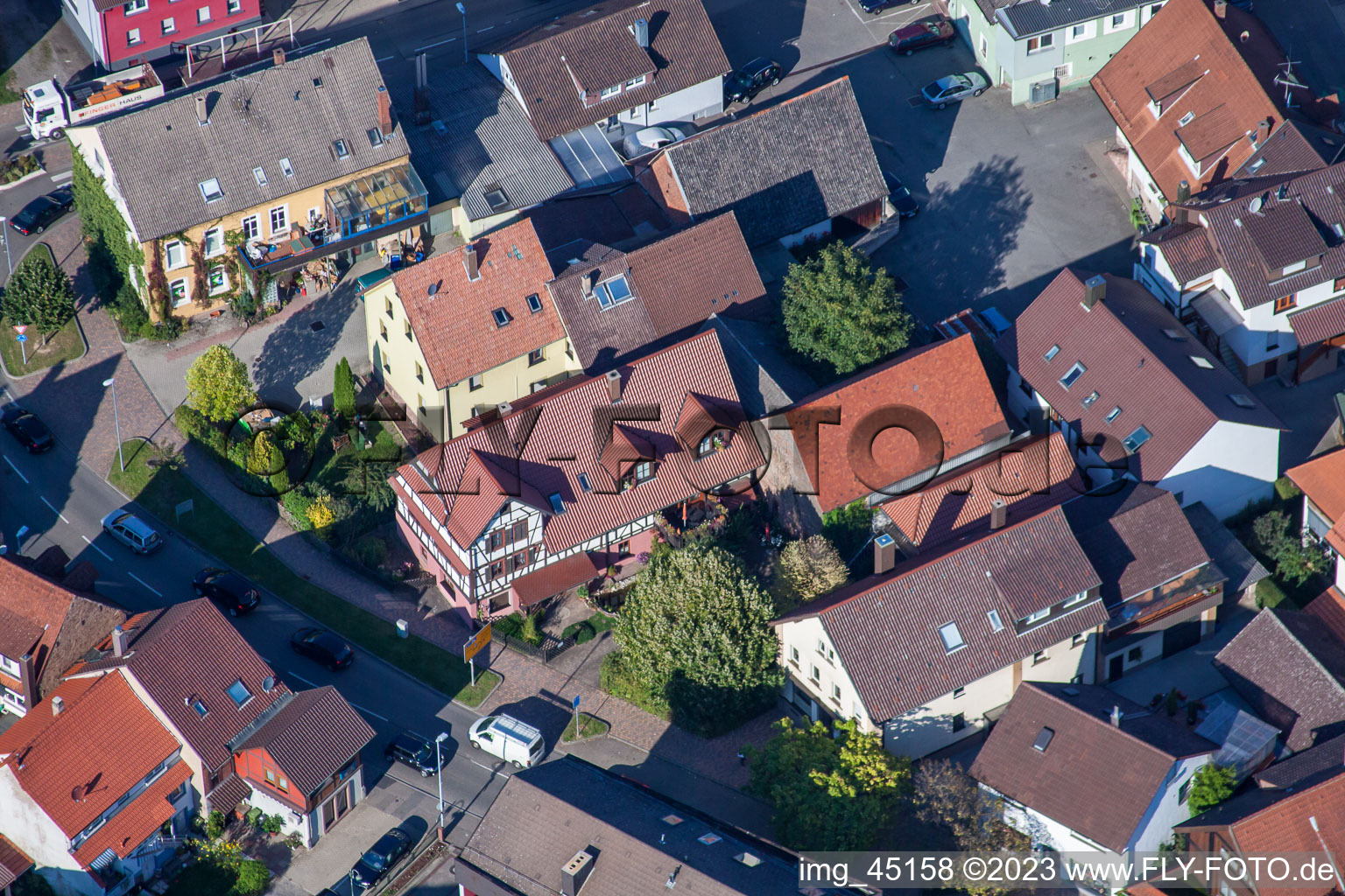 Vue oblique de Rue Haupt à le quartier Langensteinbach in Karlsbad dans le département Bade-Wurtemberg, Allemagne