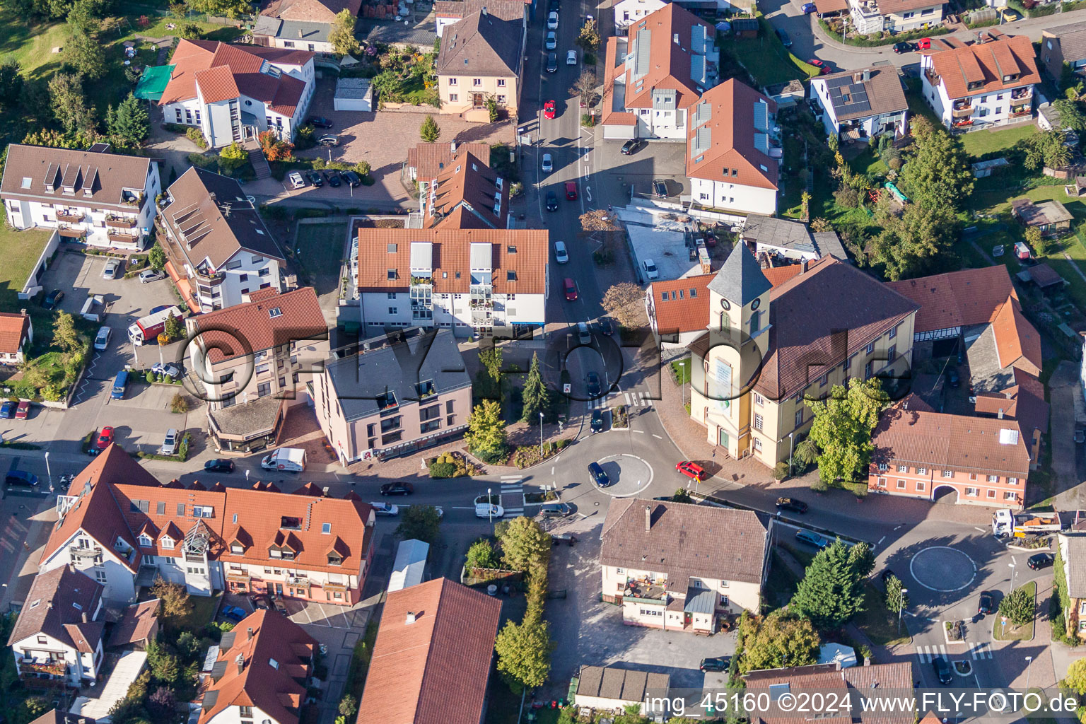 Photographie aérienne de Weinbrennerkirche Langensteinbach dans le centre historique du centre-ville à le quartier Langensteinbach in Karlsbad dans le département Bade-Wurtemberg, Allemagne