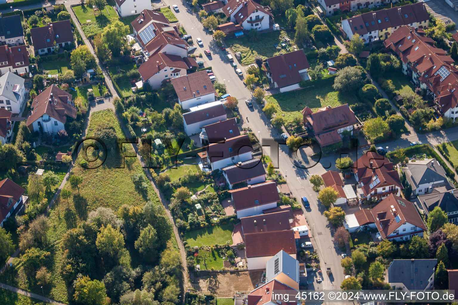 Vue aérienne de Rue Mozart à le quartier Langensteinbach in Karlsbad dans le département Bade-Wurtemberg, Allemagne