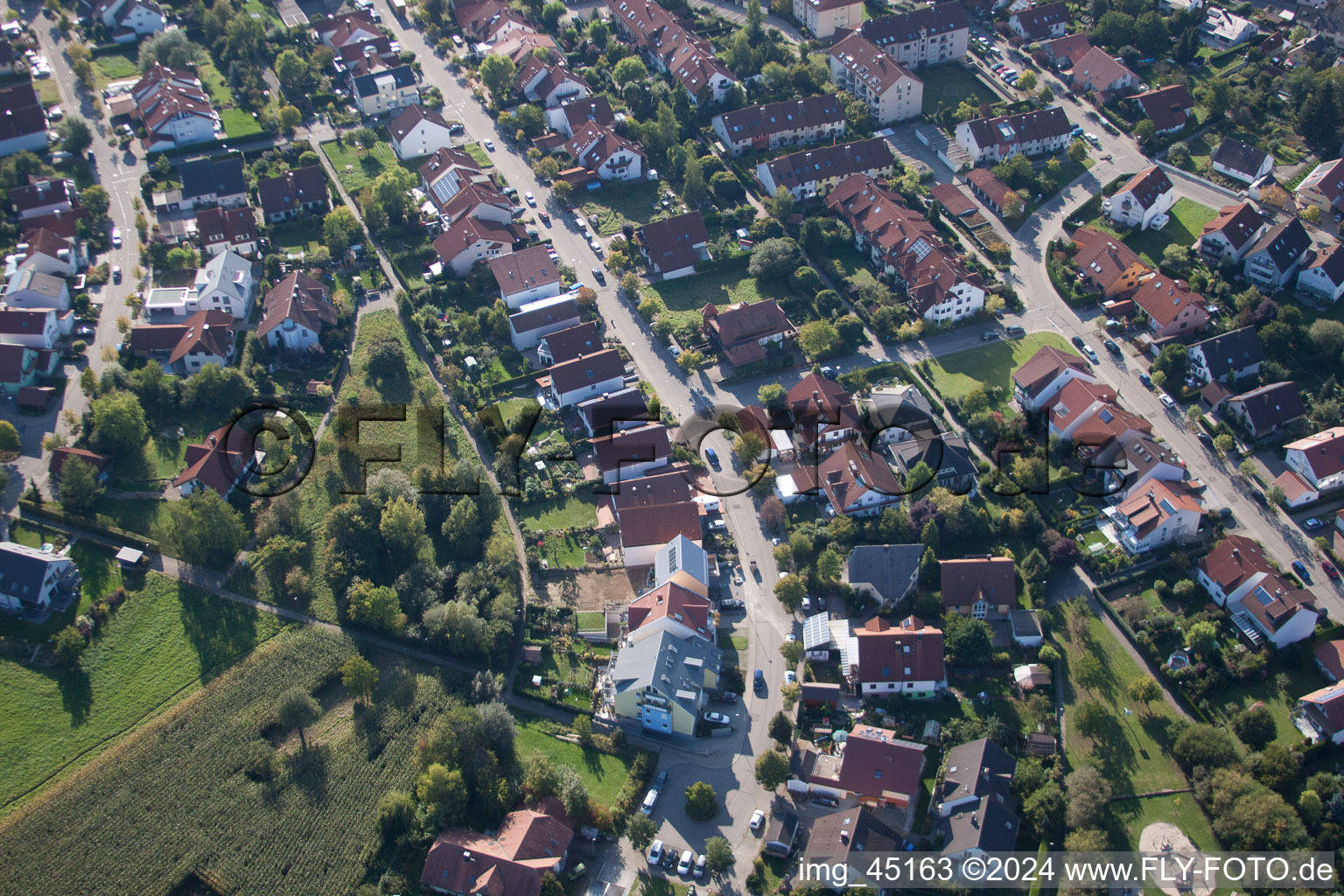 Vue aérienne de Rue Mozart à le quartier Langensteinbach in Karlsbad dans le département Bade-Wurtemberg, Allemagne