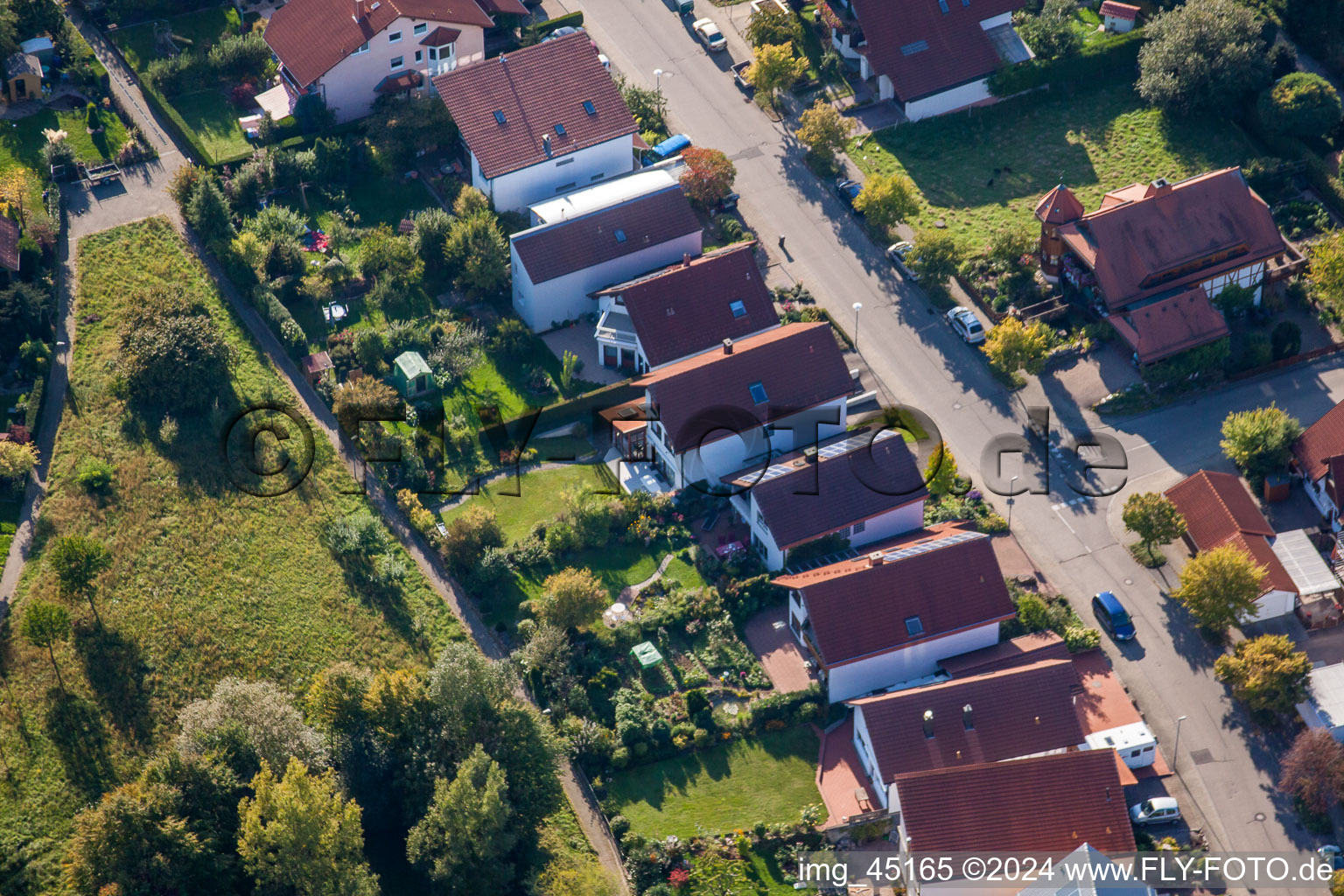 Vue aérienne de Rue Mozart à le quartier Langensteinbach in Karlsbad dans le département Bade-Wurtemberg, Allemagne