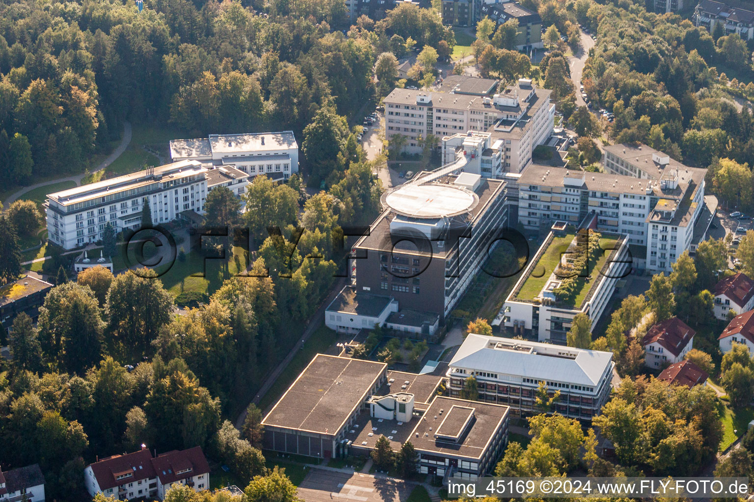 Vue aérienne de Terrain de la clinique de l'hôpital SRH Klinikum Karlsbad-Langensteinbach GmbH à le quartier Langensteinbach in Karlsbad dans le département Bade-Wurtemberg, Allemagne